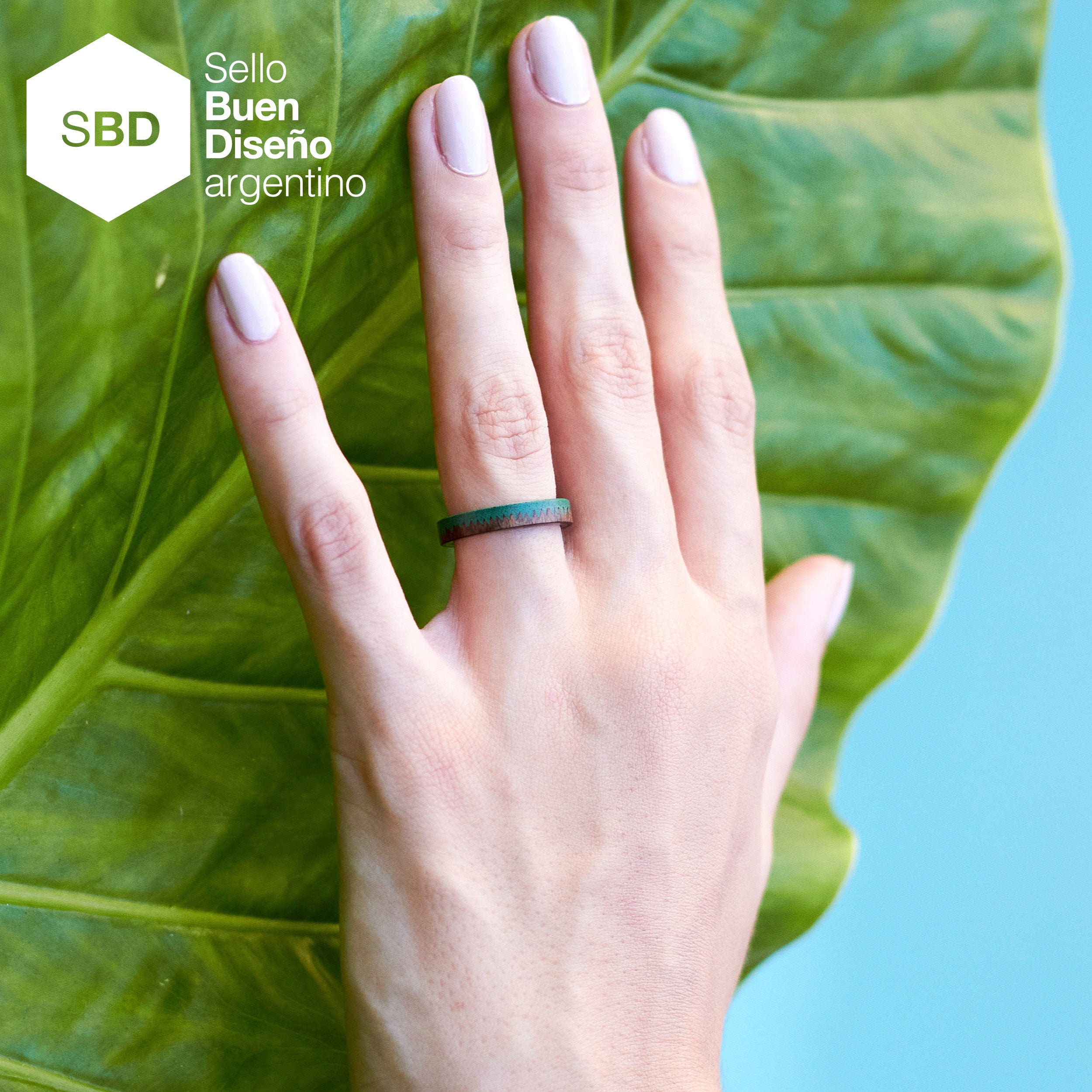 Anillo concreto verde, madera y titanio