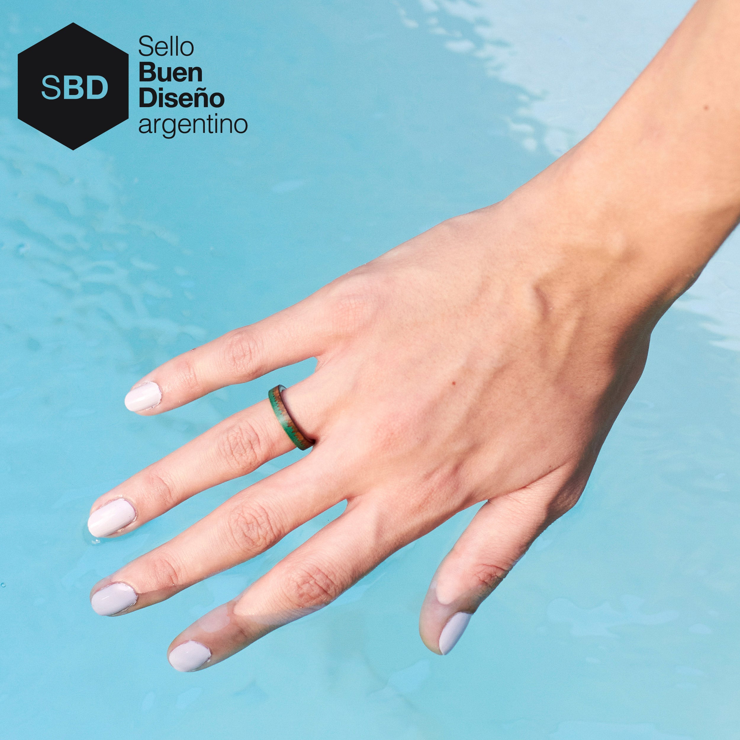 Anillo concreto verde, madera y titanio