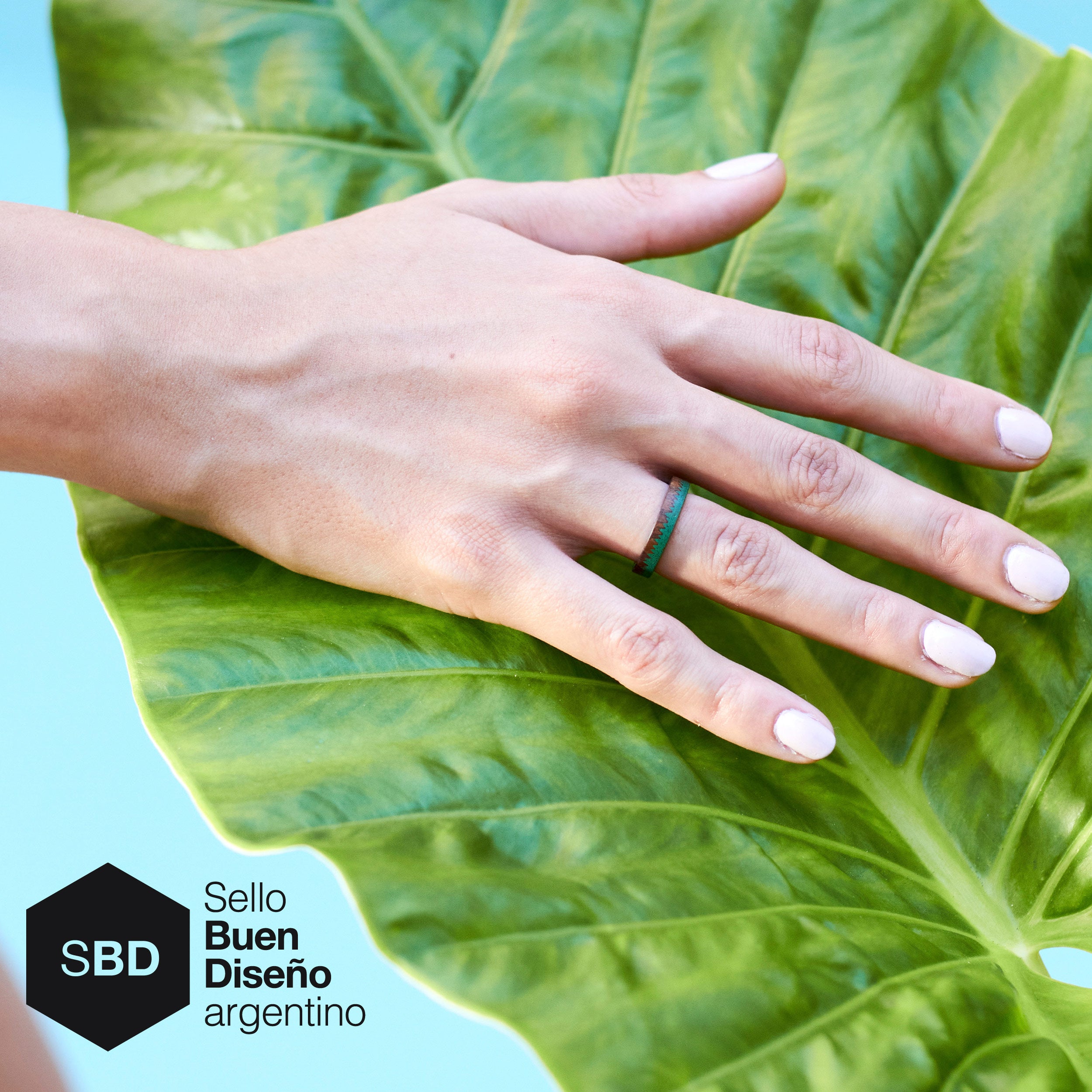 Anillo concreto verde, madera y titanio