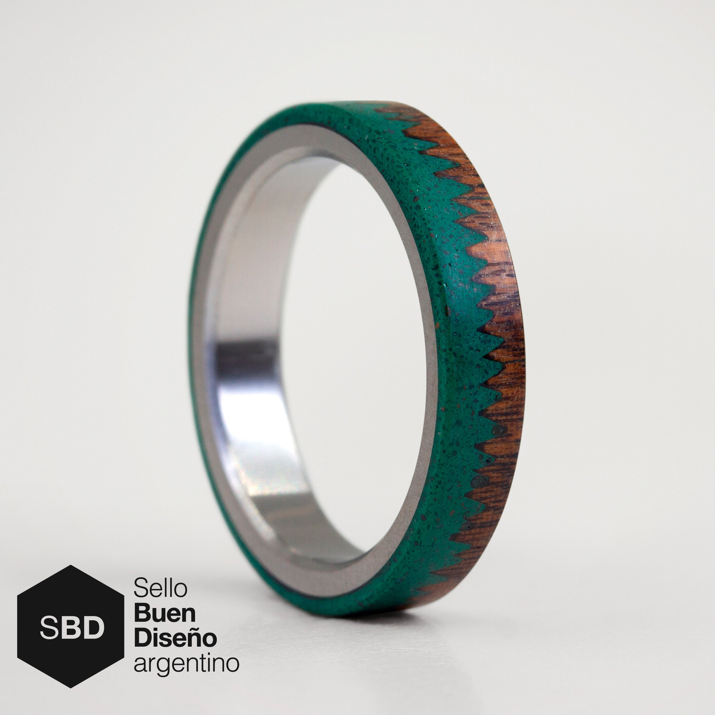 Anillo concreto verde, madera y titanio