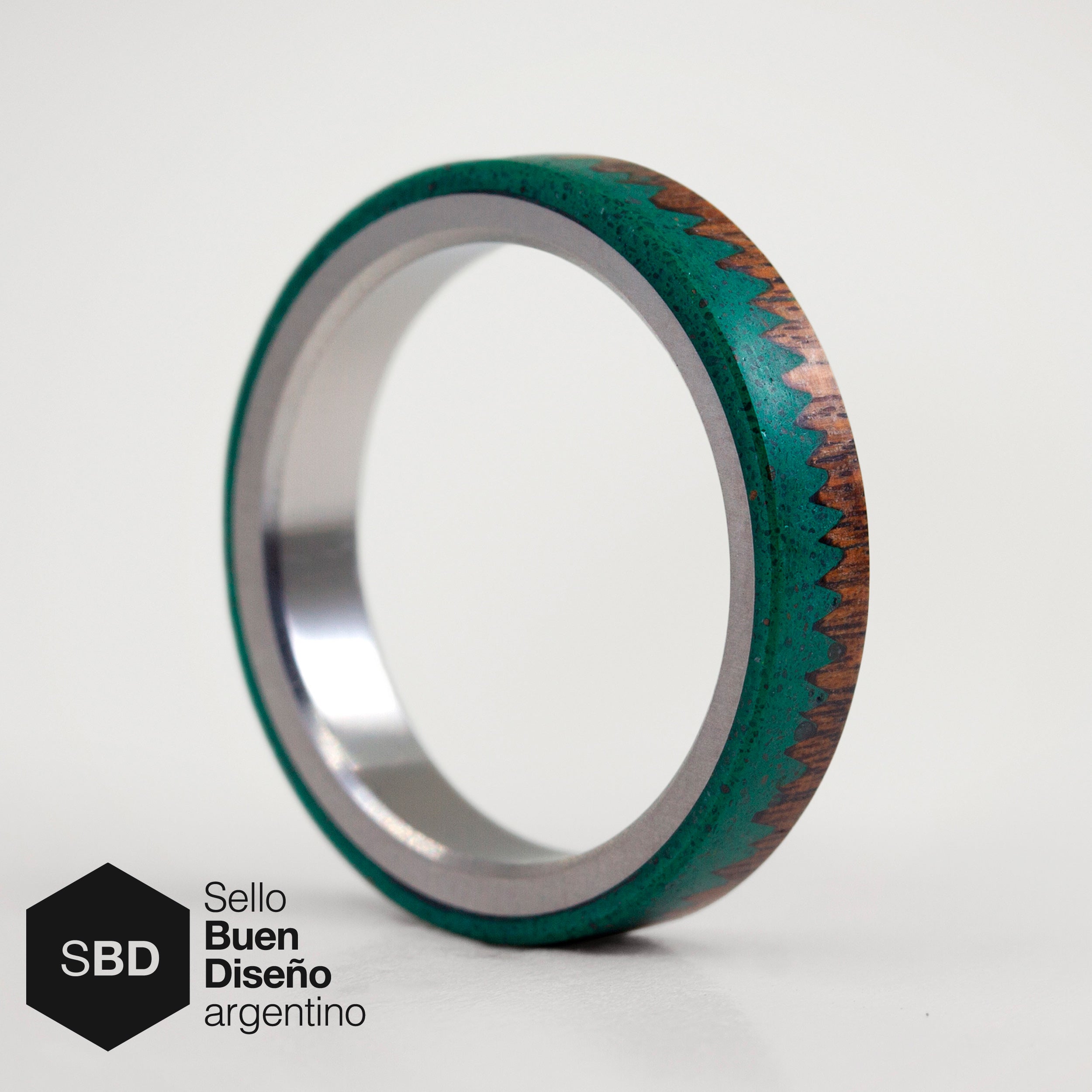 Anillo concreto verde, madera y titanio