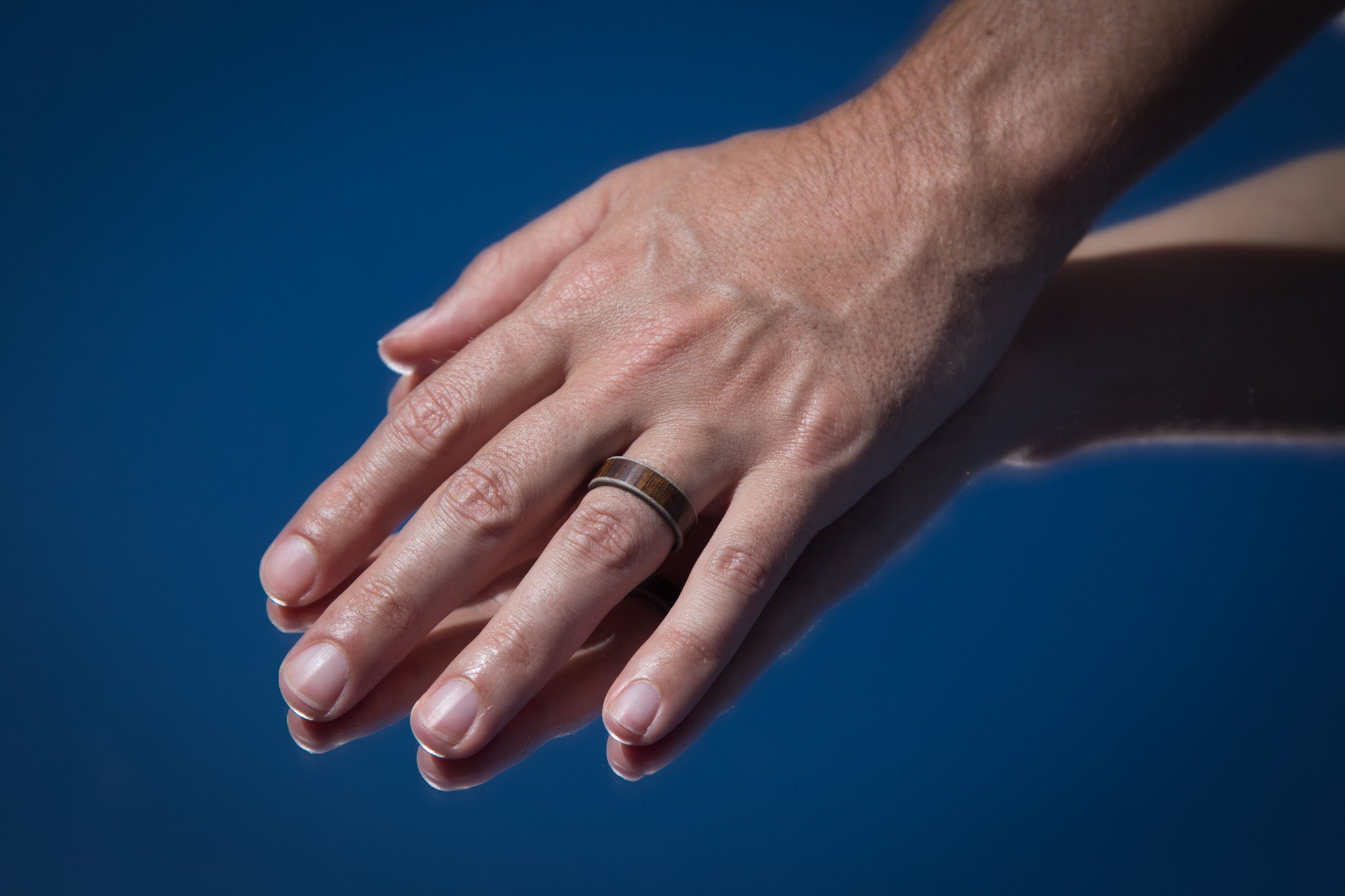 Anillo parallels lapacho, concreto y titanio