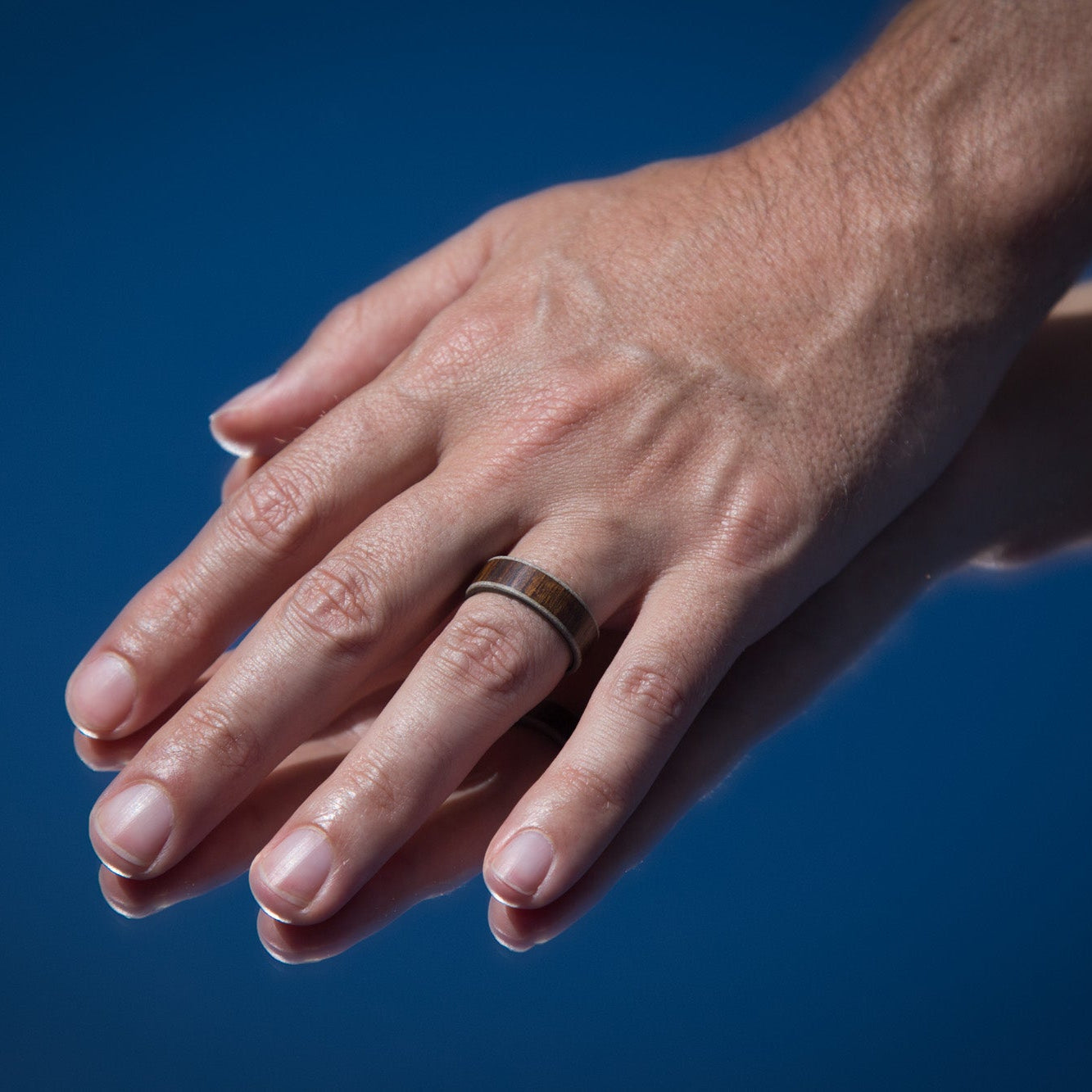 Anillo parallels lapacho, concreto y titanio