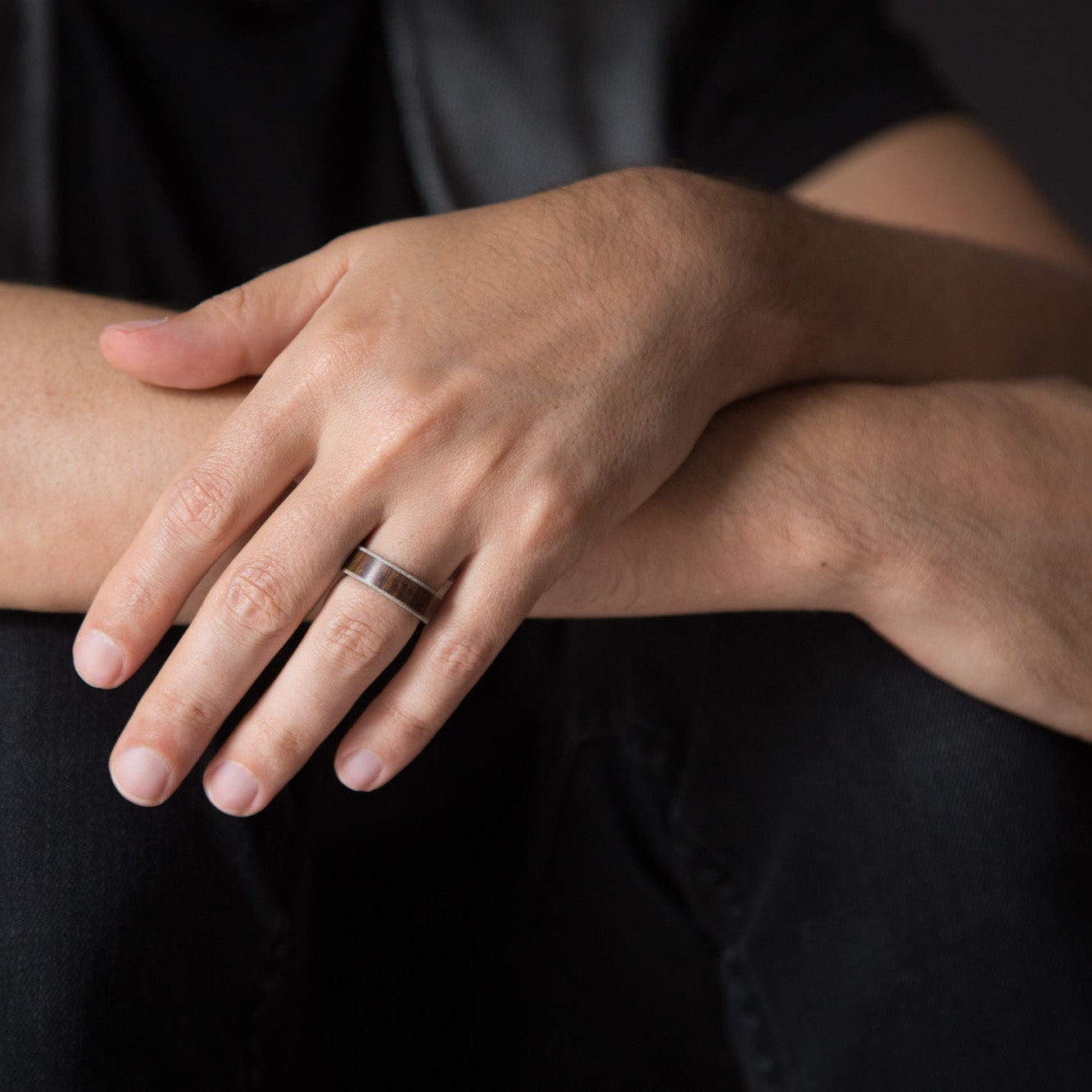 Anillo parallels lapacho, concreto y titanio
