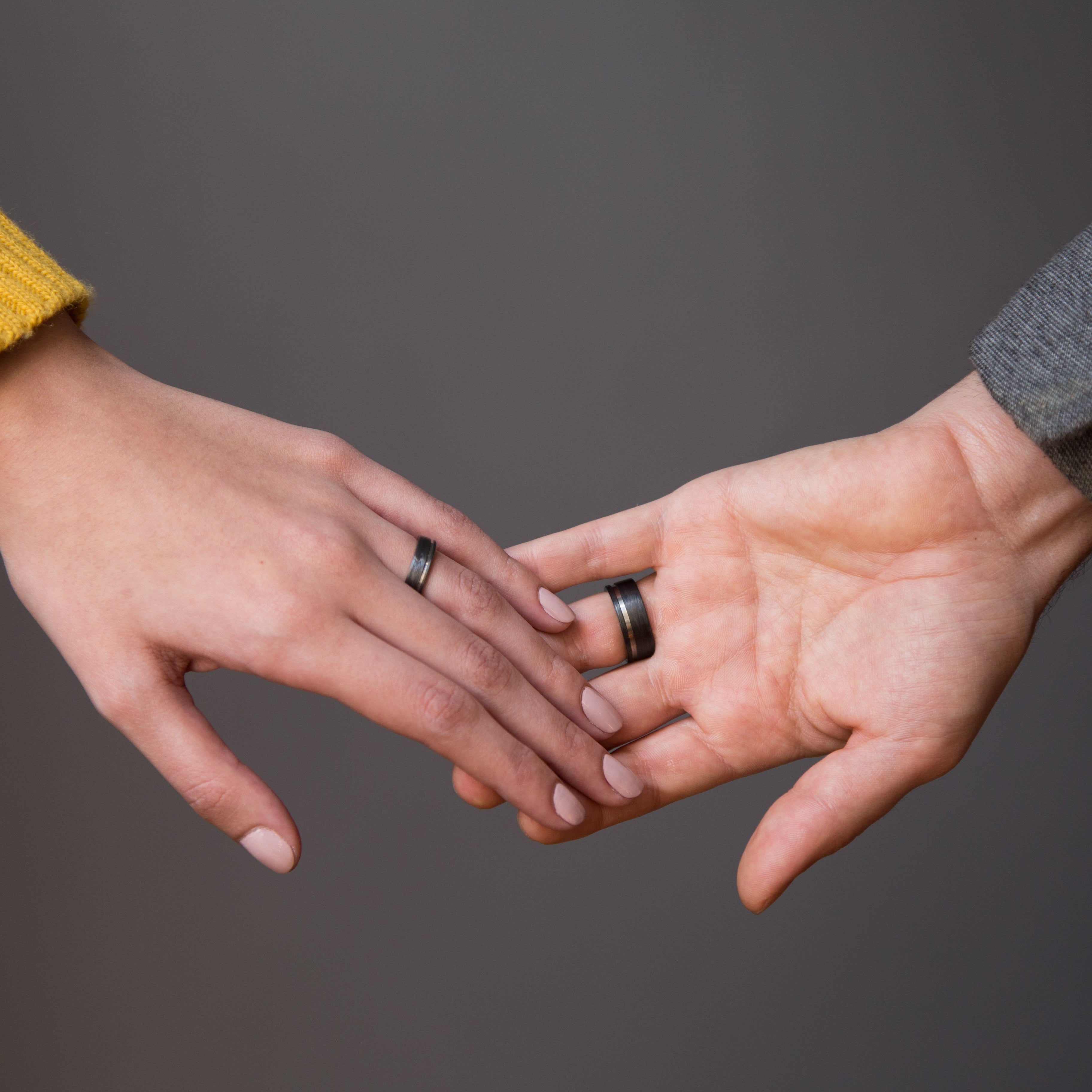 Set alianzas bajorrelieve carbon y titanio