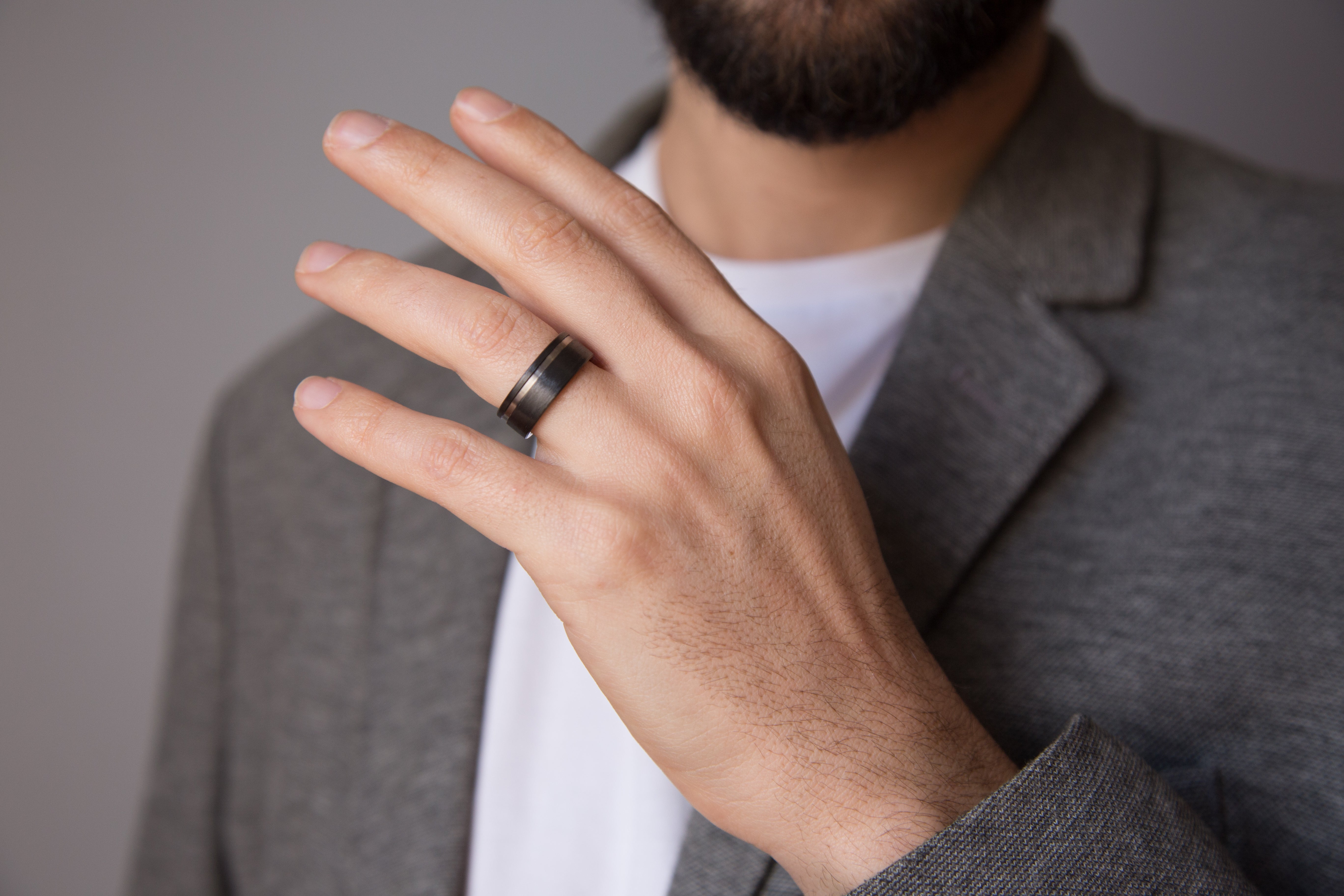 Anillo bajorrelieve fibra de carbono y titanio