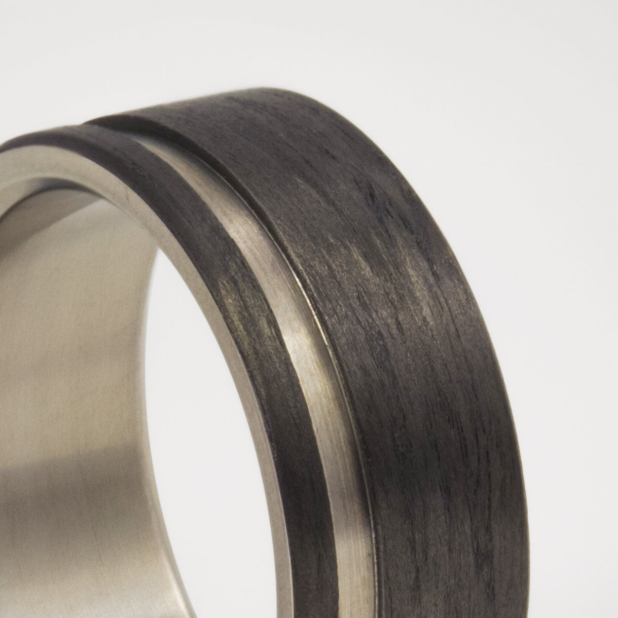 Anillo bajorrelieve fibra de carbono y titanio