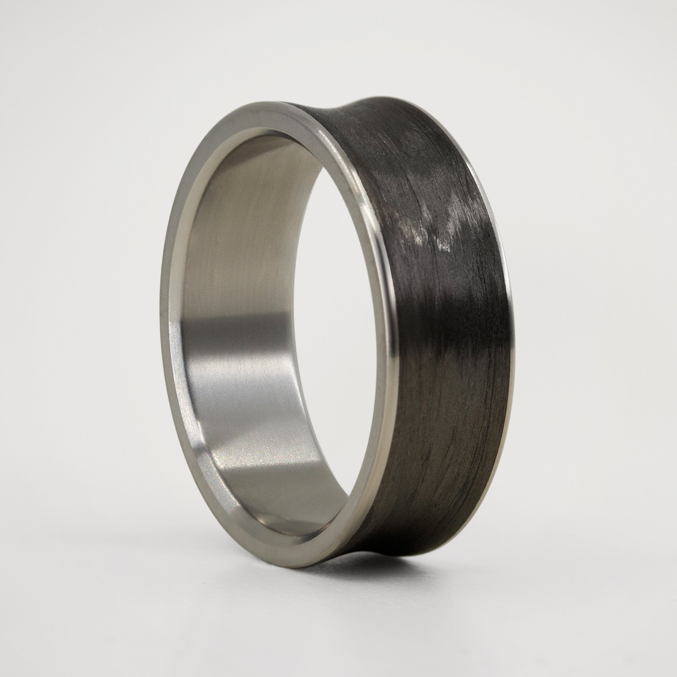 Anillo cóncavo carbon y titanio