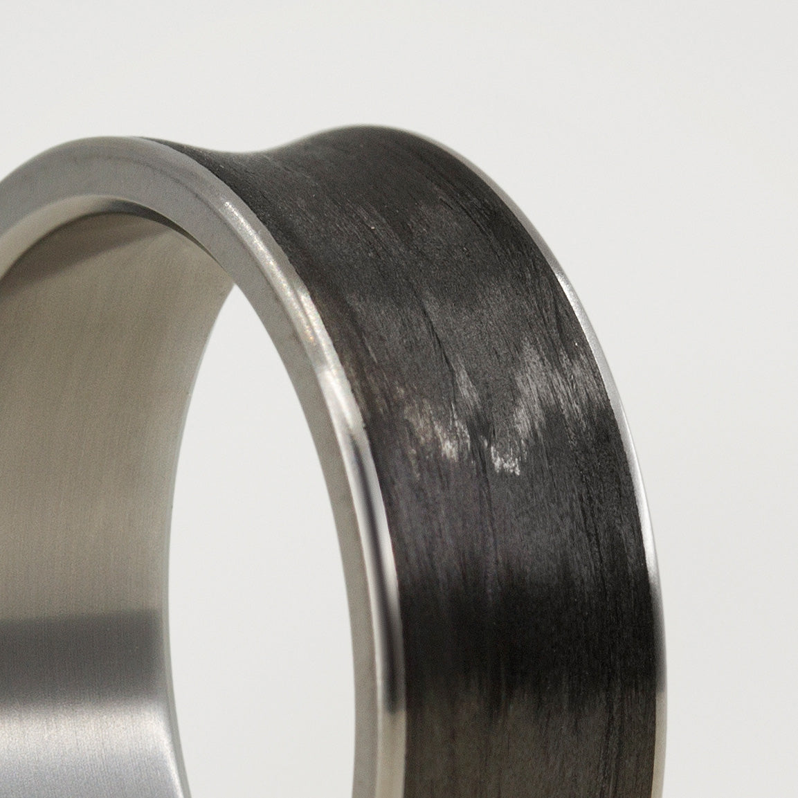 Anillo cóncavo carbon y titanio