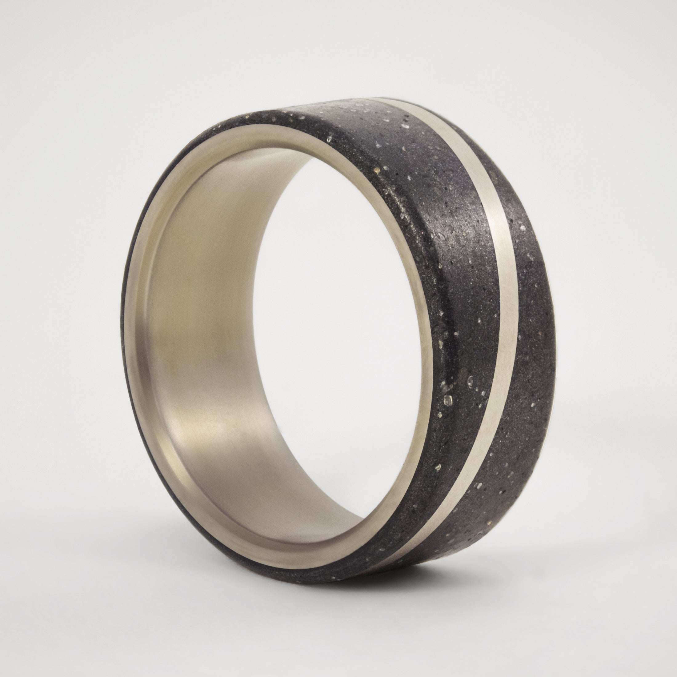 Anillo diagonal en concreto grafitado