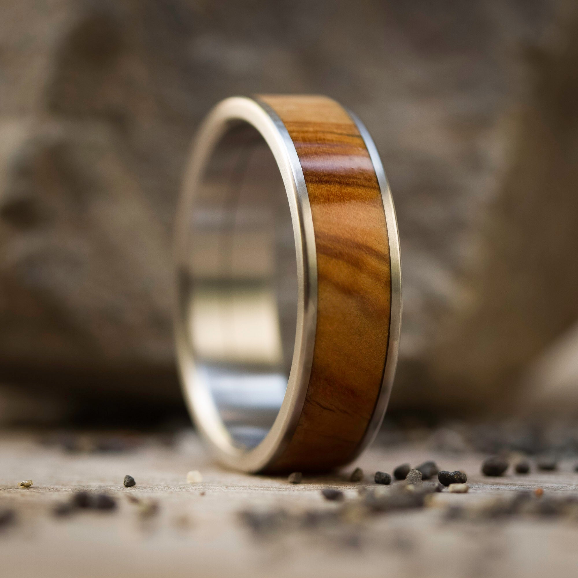 Anillo parallels olivo y titanio