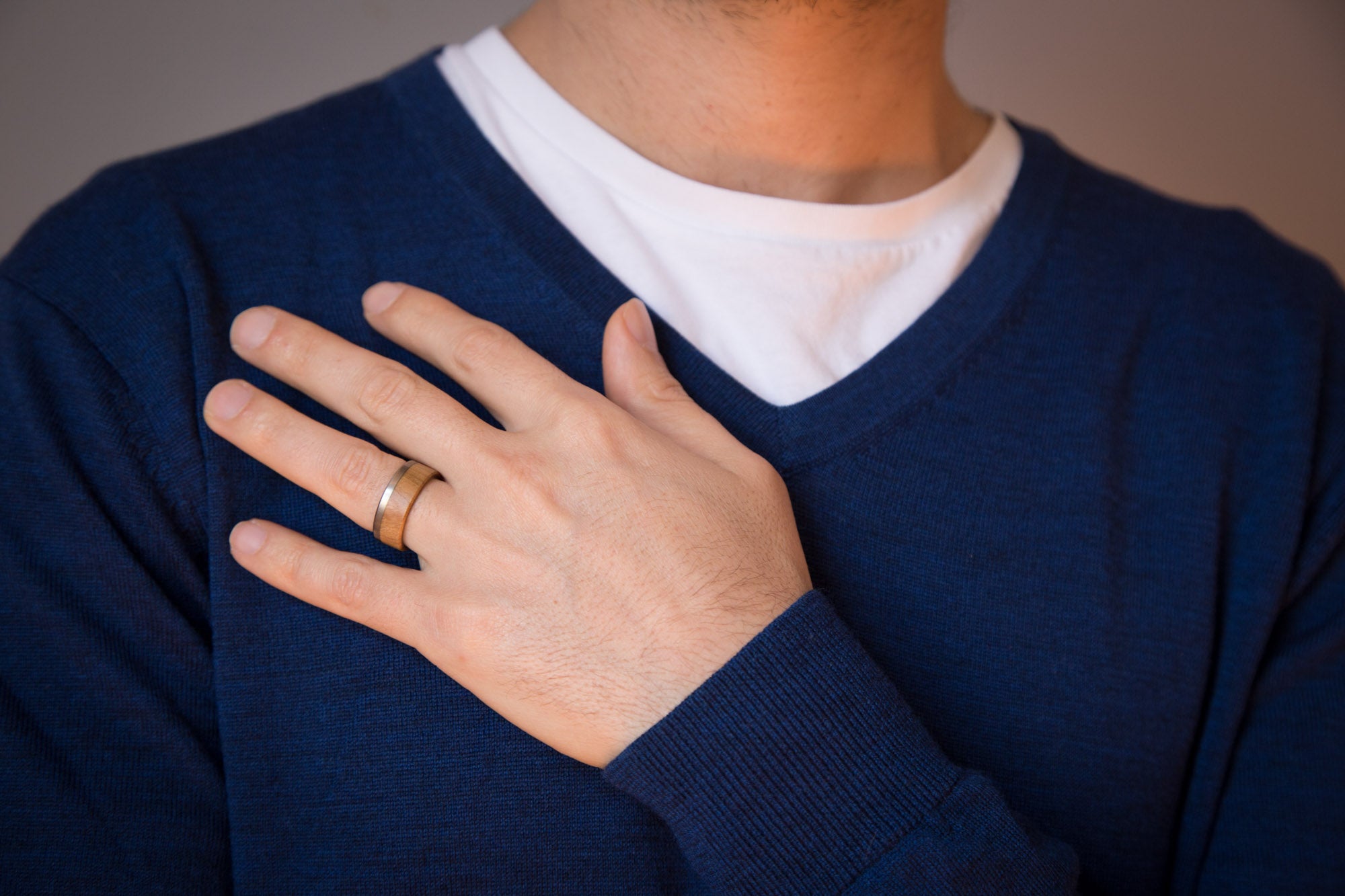 Anillo en olivo y titanio mate