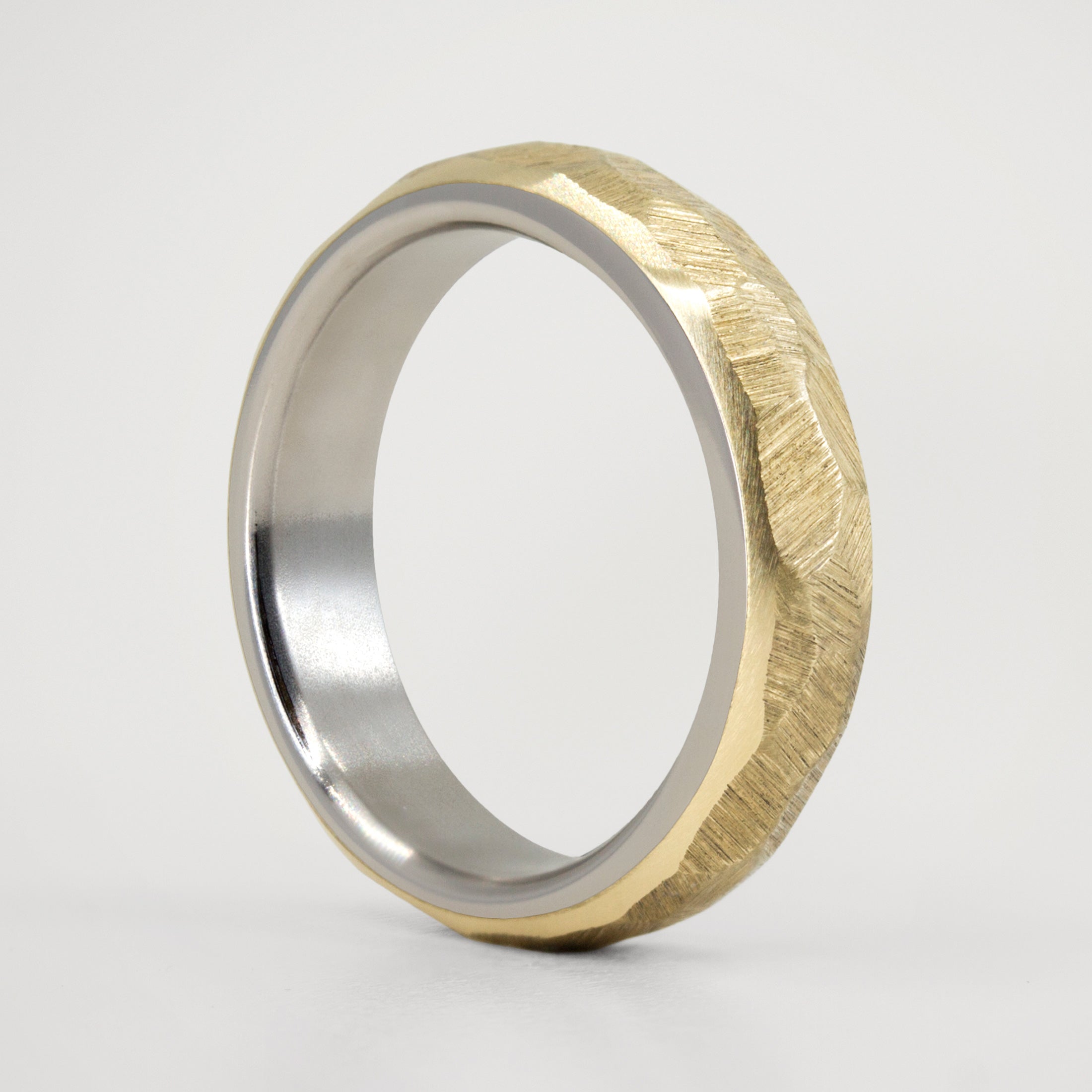 Anillo oro martillado y titanio