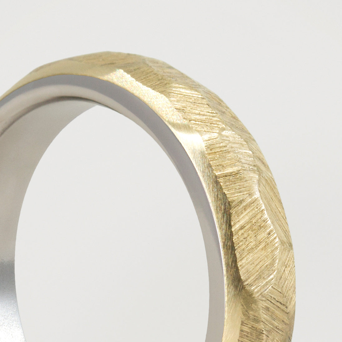 Anillo oro martillado y titanio