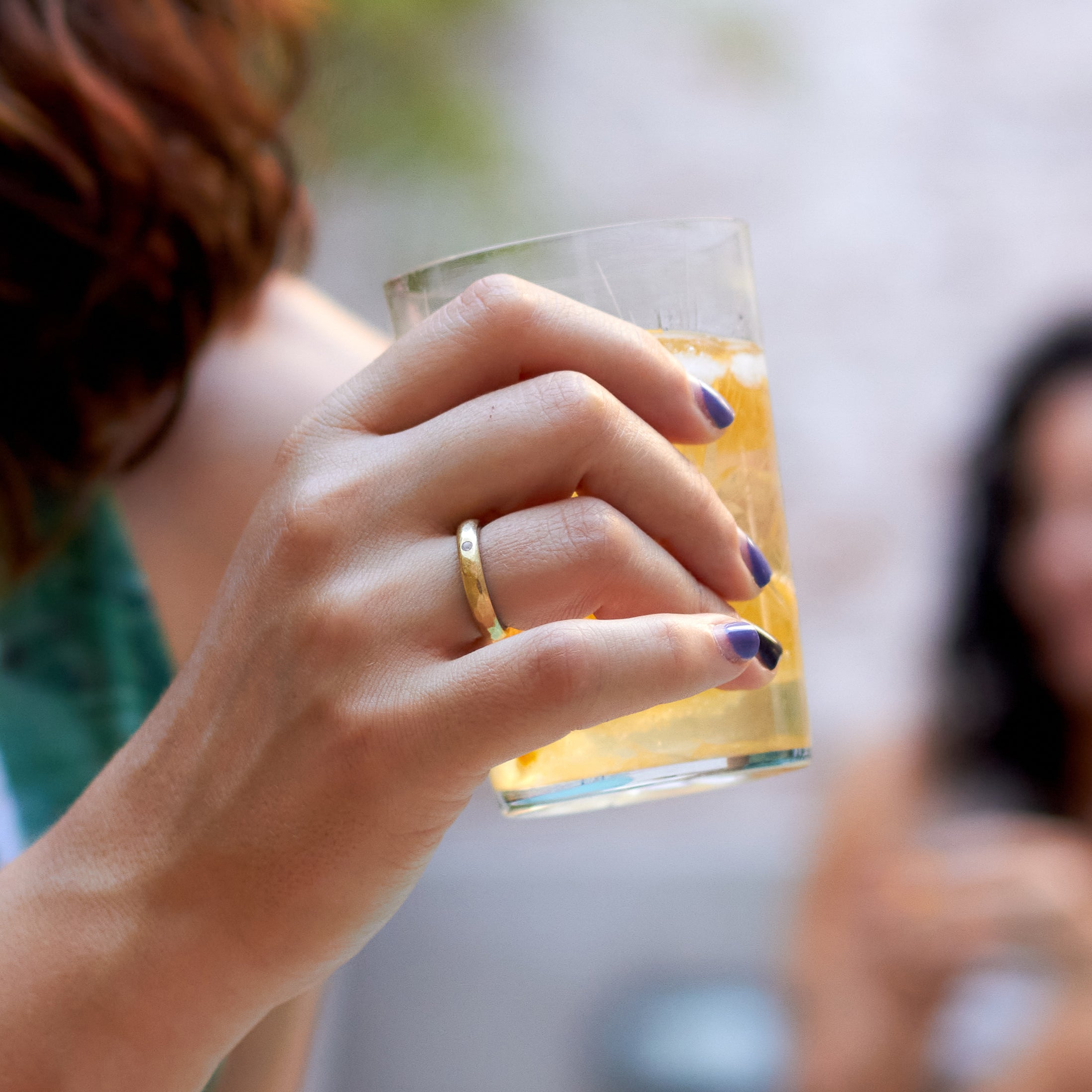 Anillo oro martillado y titanio