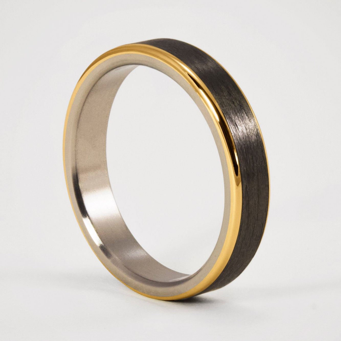 Anillo oro, carbon y titanio