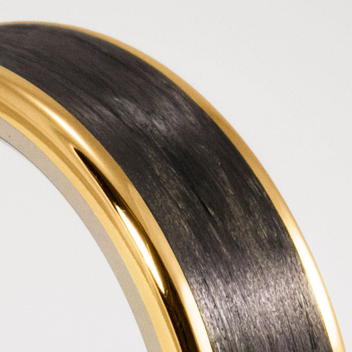 Anillo oro, carbon y titanio