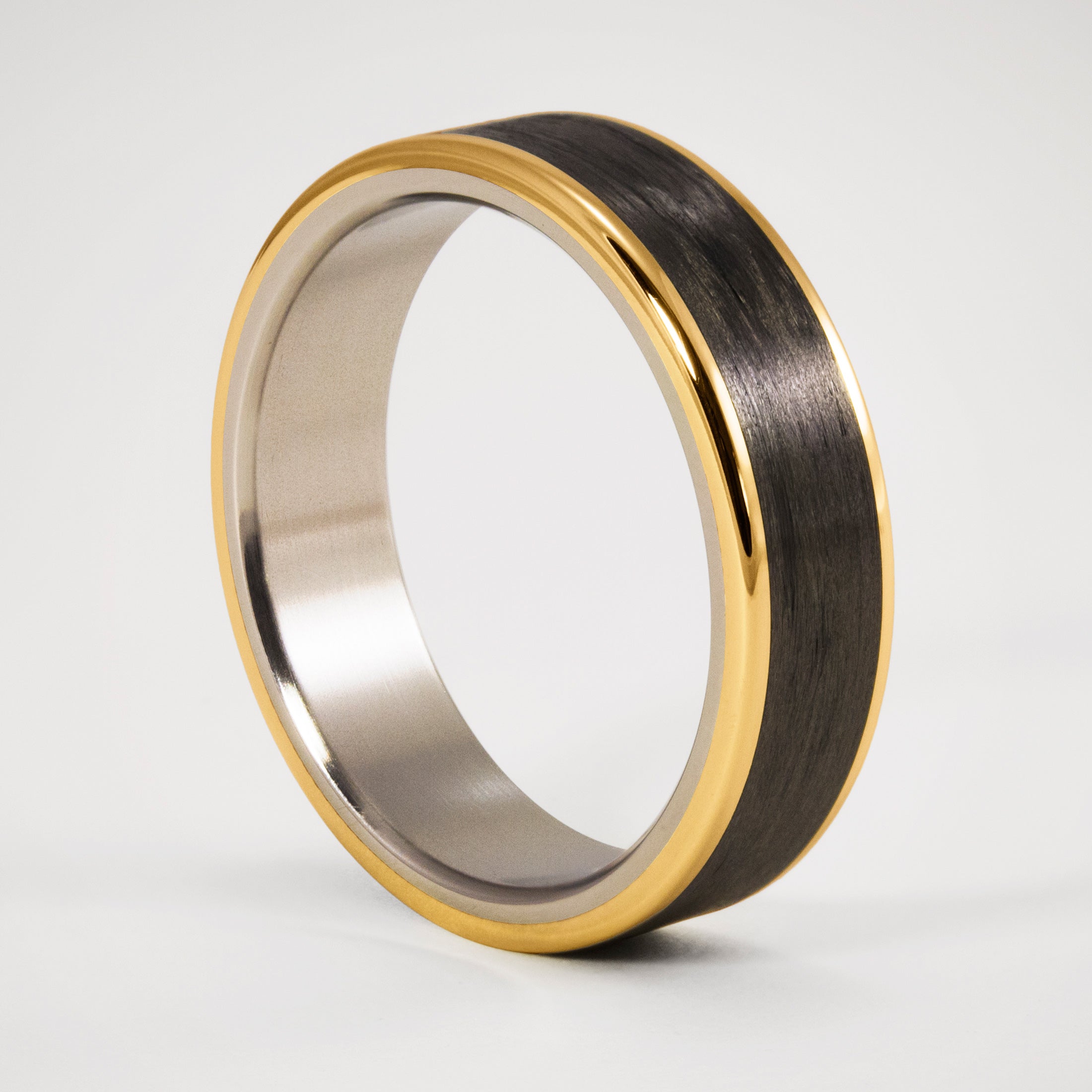 Anillo oro, carbon y titanio
