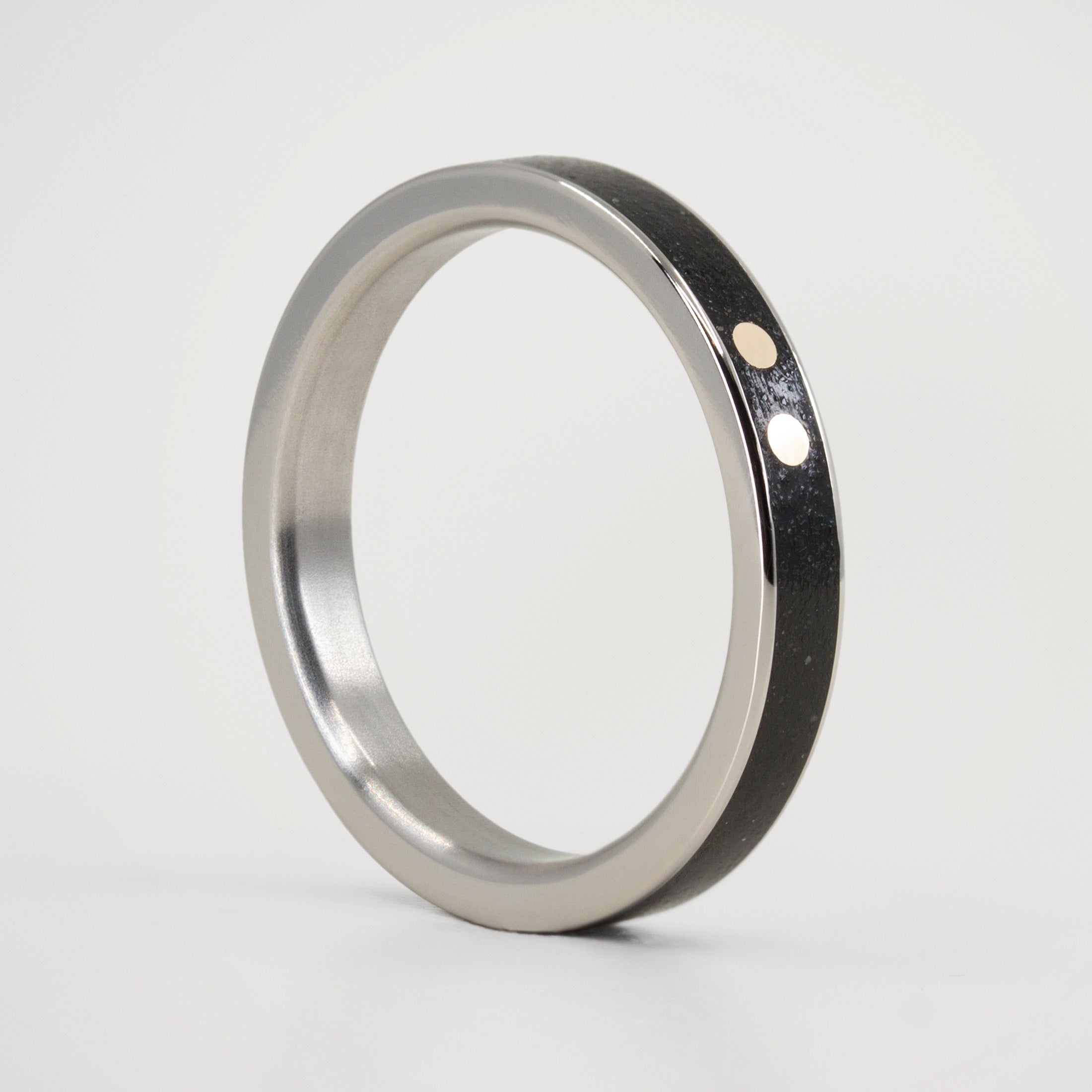 Anillo concreto negro golden dot