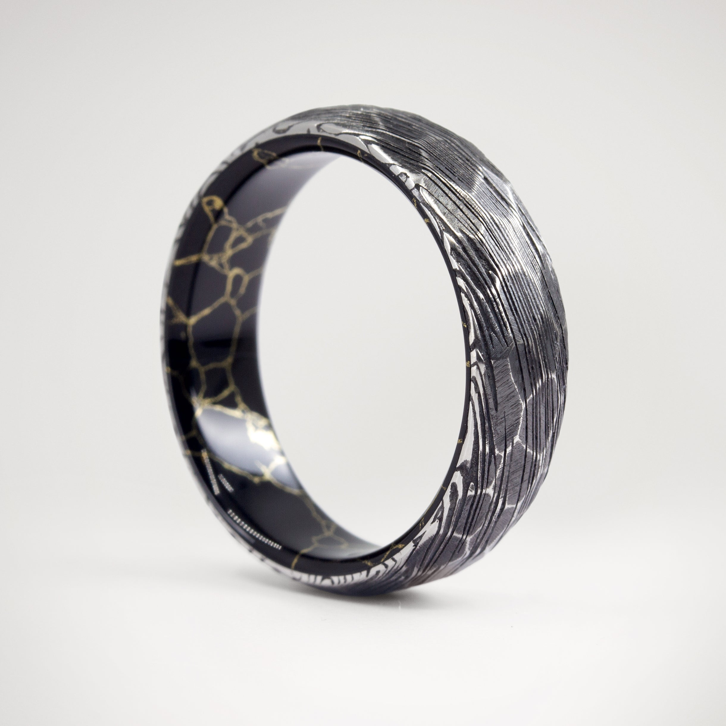 Anillo martillado acero damasco y trustone negro