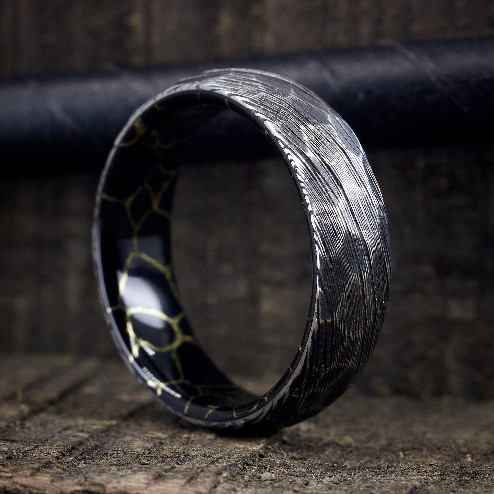 Anillo martillado acero damasco y trustone negro