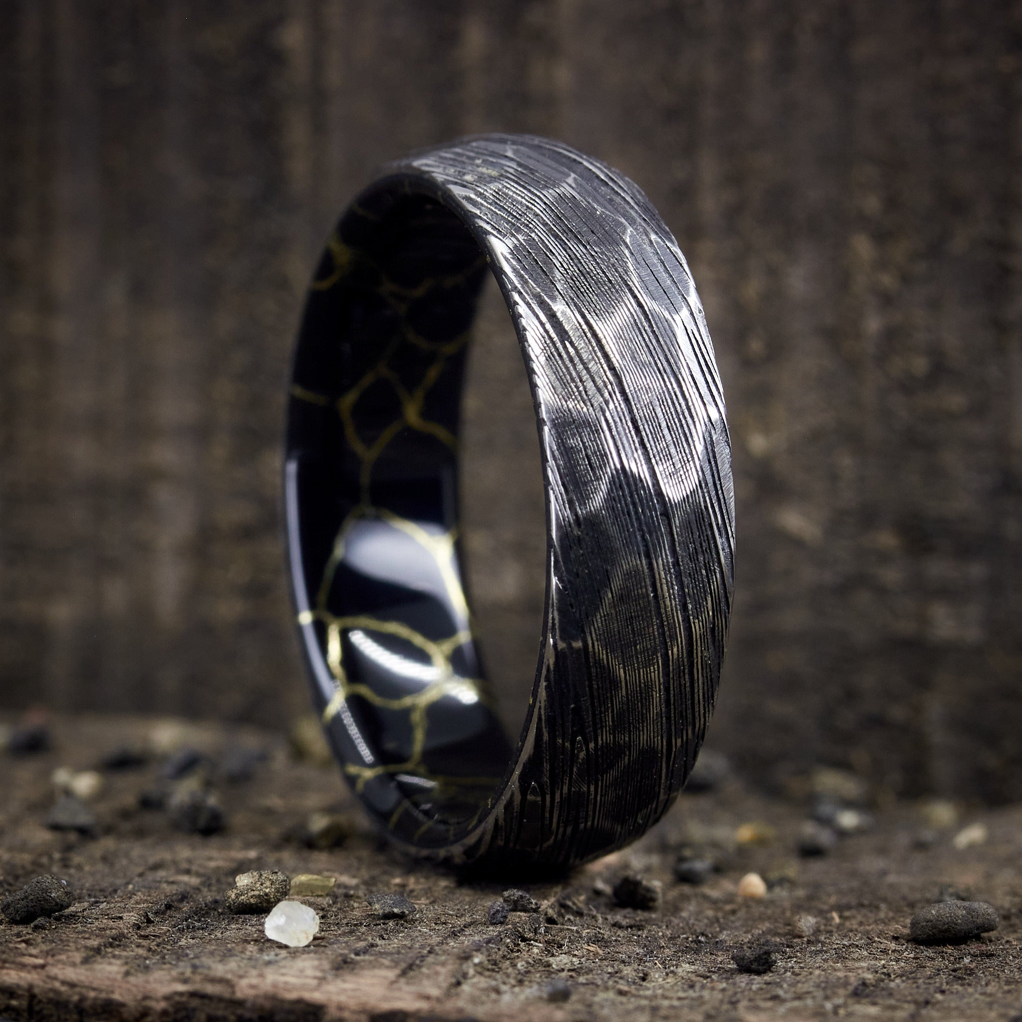 Anillo martillado acero damasco y trustone negro