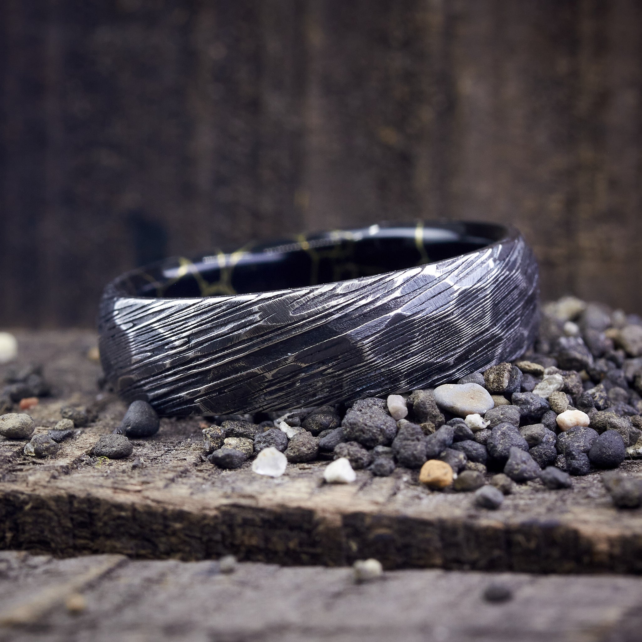 Anillo martillado acero damasco y trustone negro