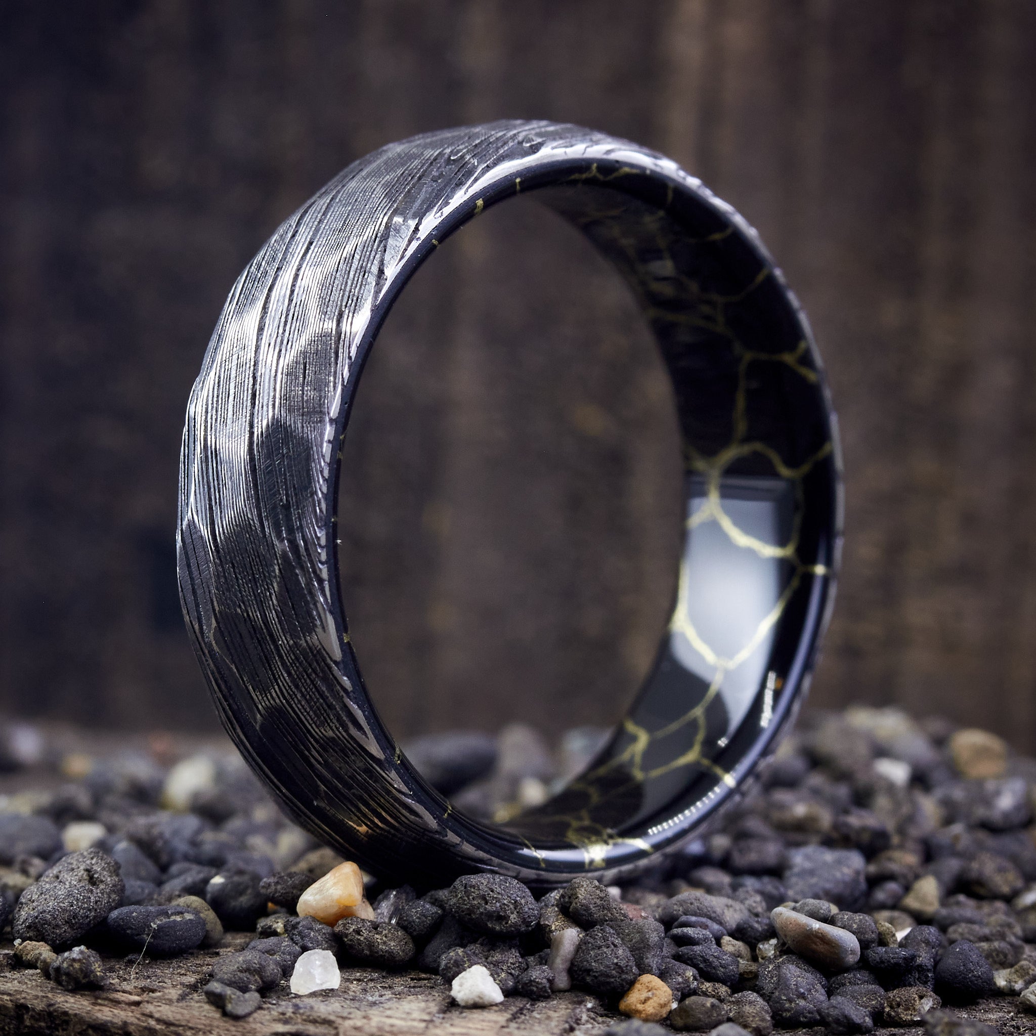 Anillo martillado acero damasco y trustone negro