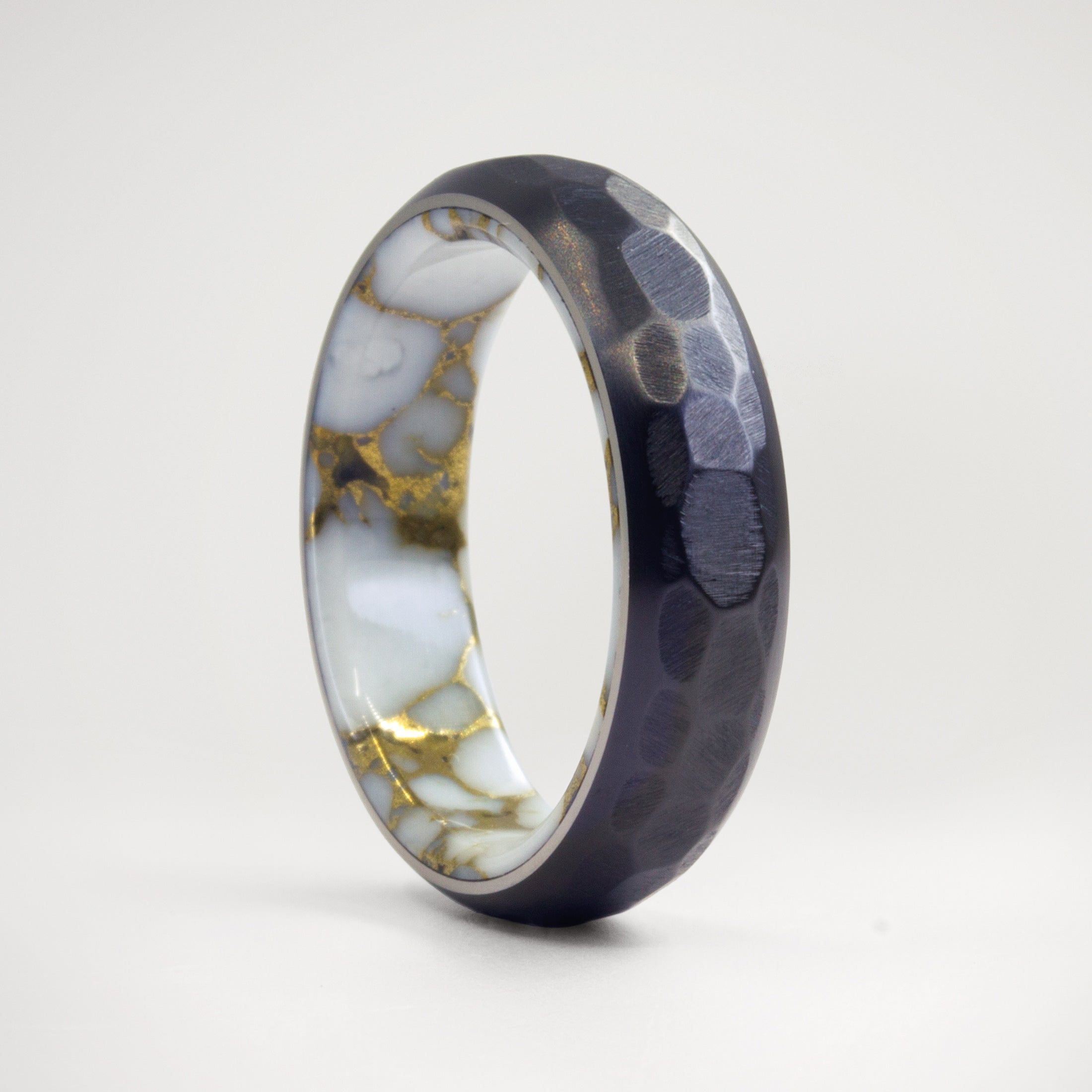 Anillo martillado Zirconio y Trustone Blanco