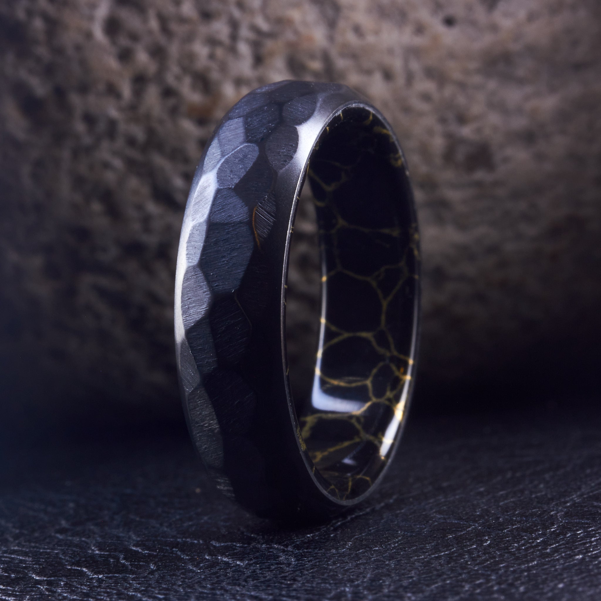 Anillo martillado Zirconio y Trustone negro
