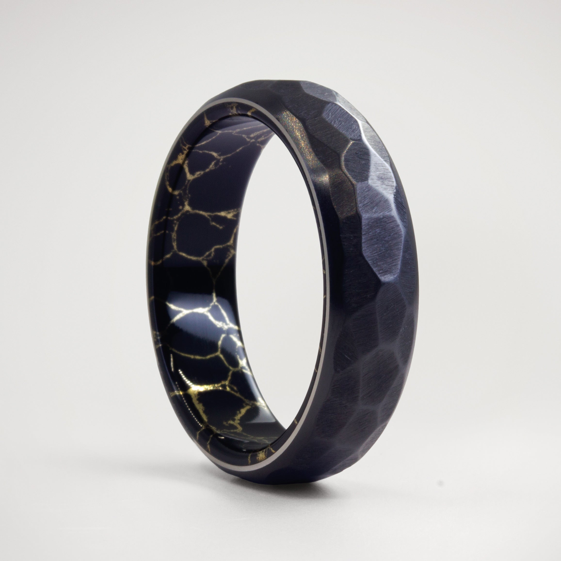 Anillo martillado Zirconio y Trustone negro