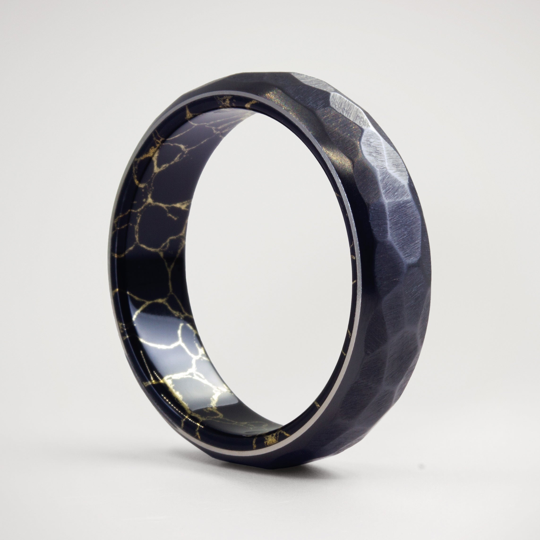 Anillo martillado Zirconio y Trustone negro