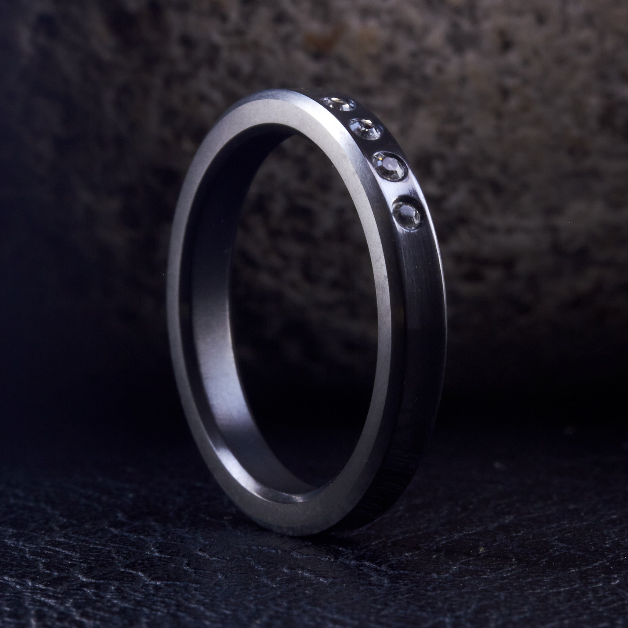 Anillo zirconio cóncavo con cristales