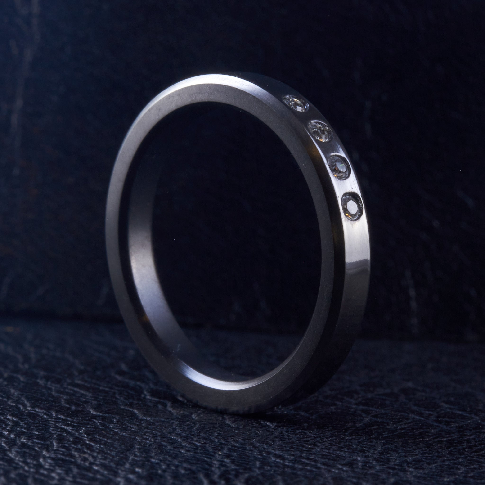 Anillo zirconio cóncavo con cristales