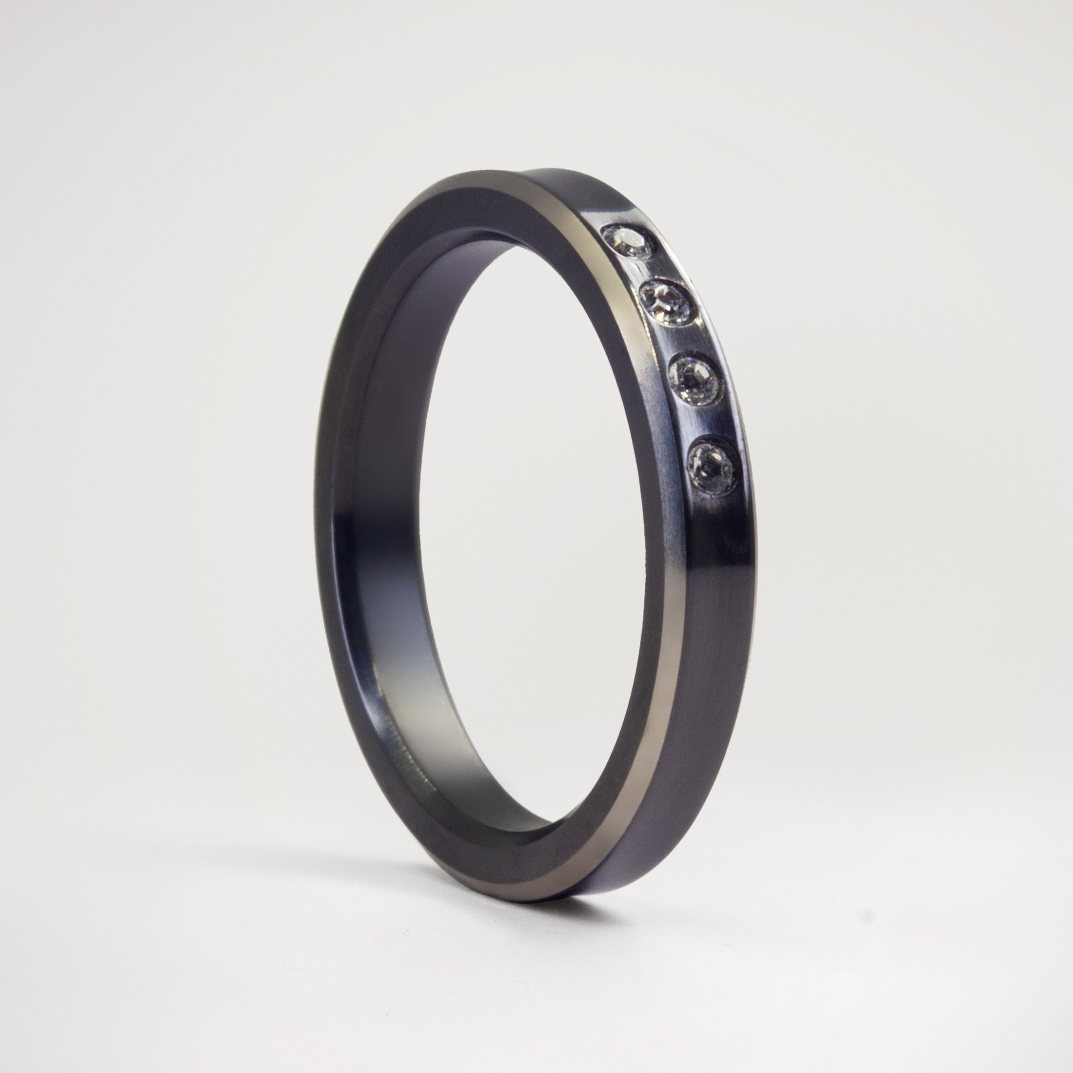 Anillo zirconio cóncavo con cristales