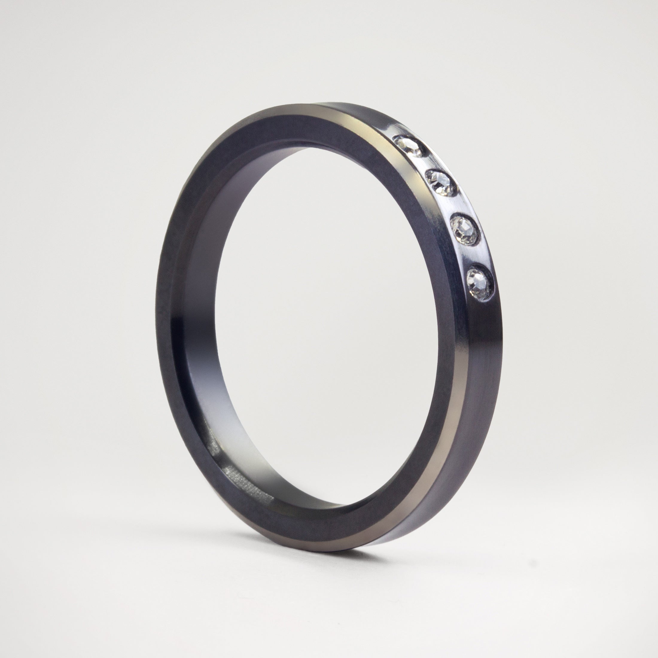 Anillo zirconio cóncavo con cristales