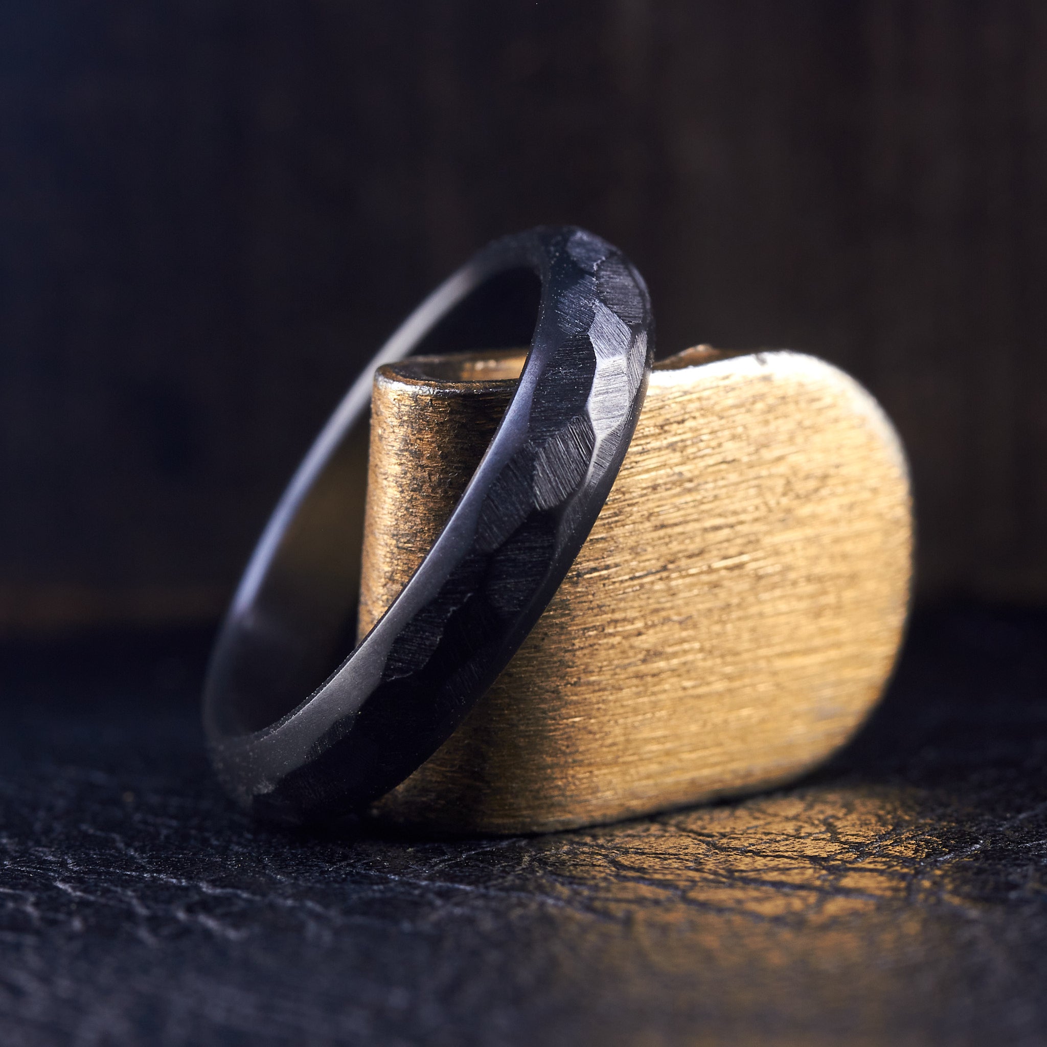 Anillo martillado zircornio