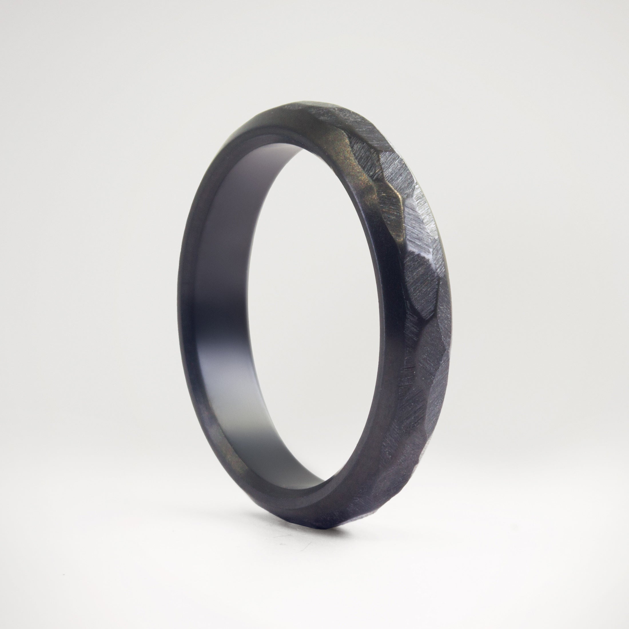 Anillo martillado zircornio