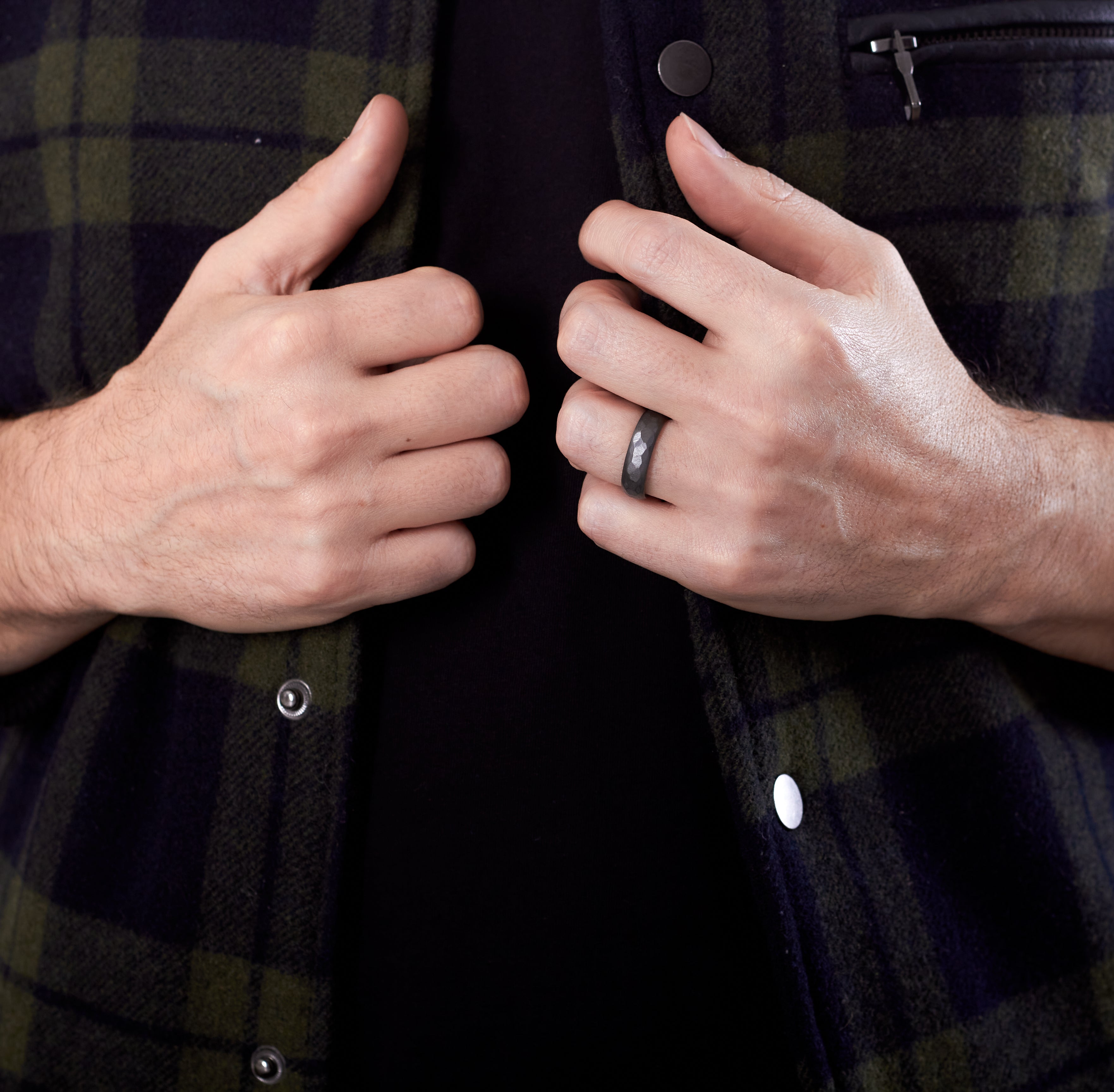 Anillo Martillado Zirconio y madera