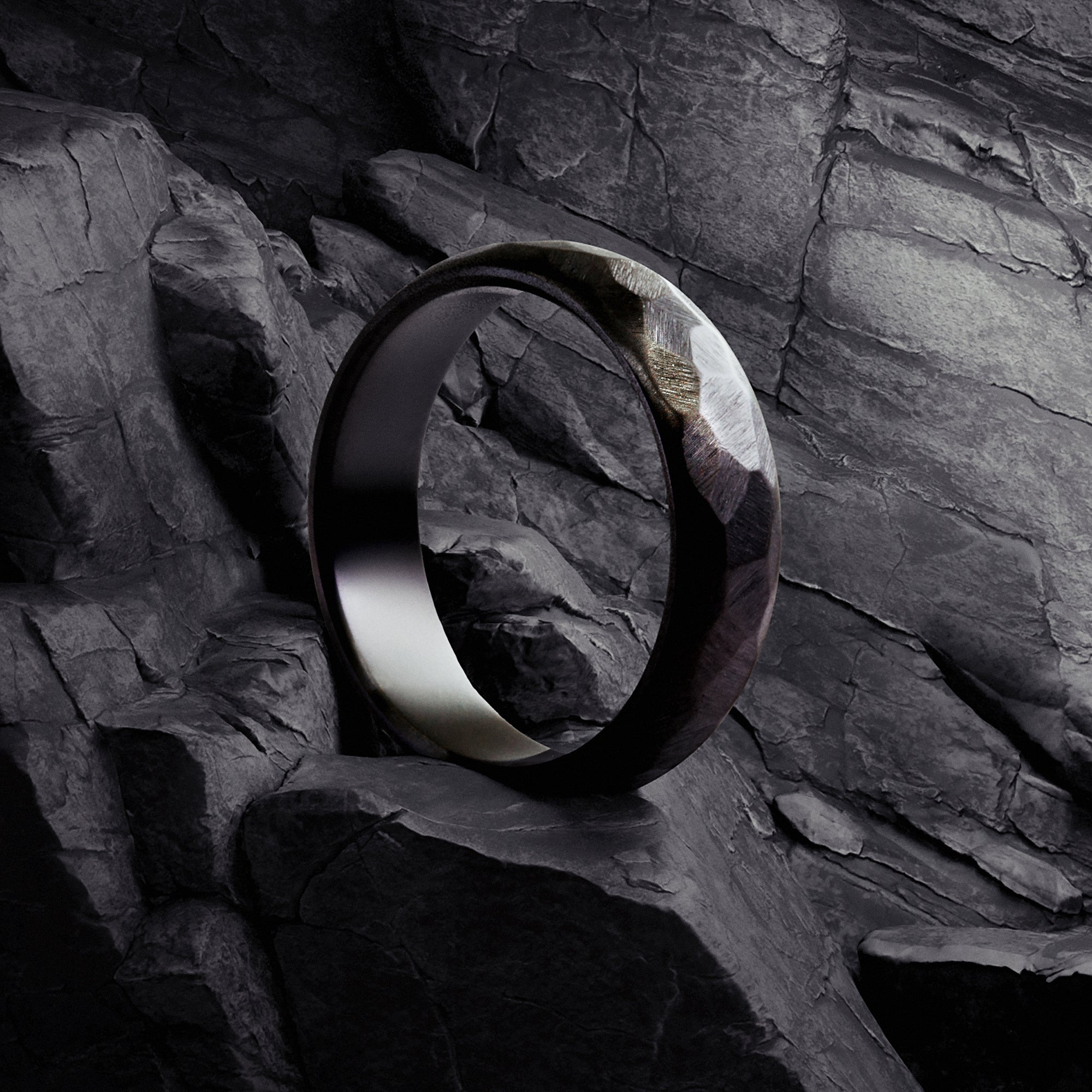 Anillo martillado zirconio negro