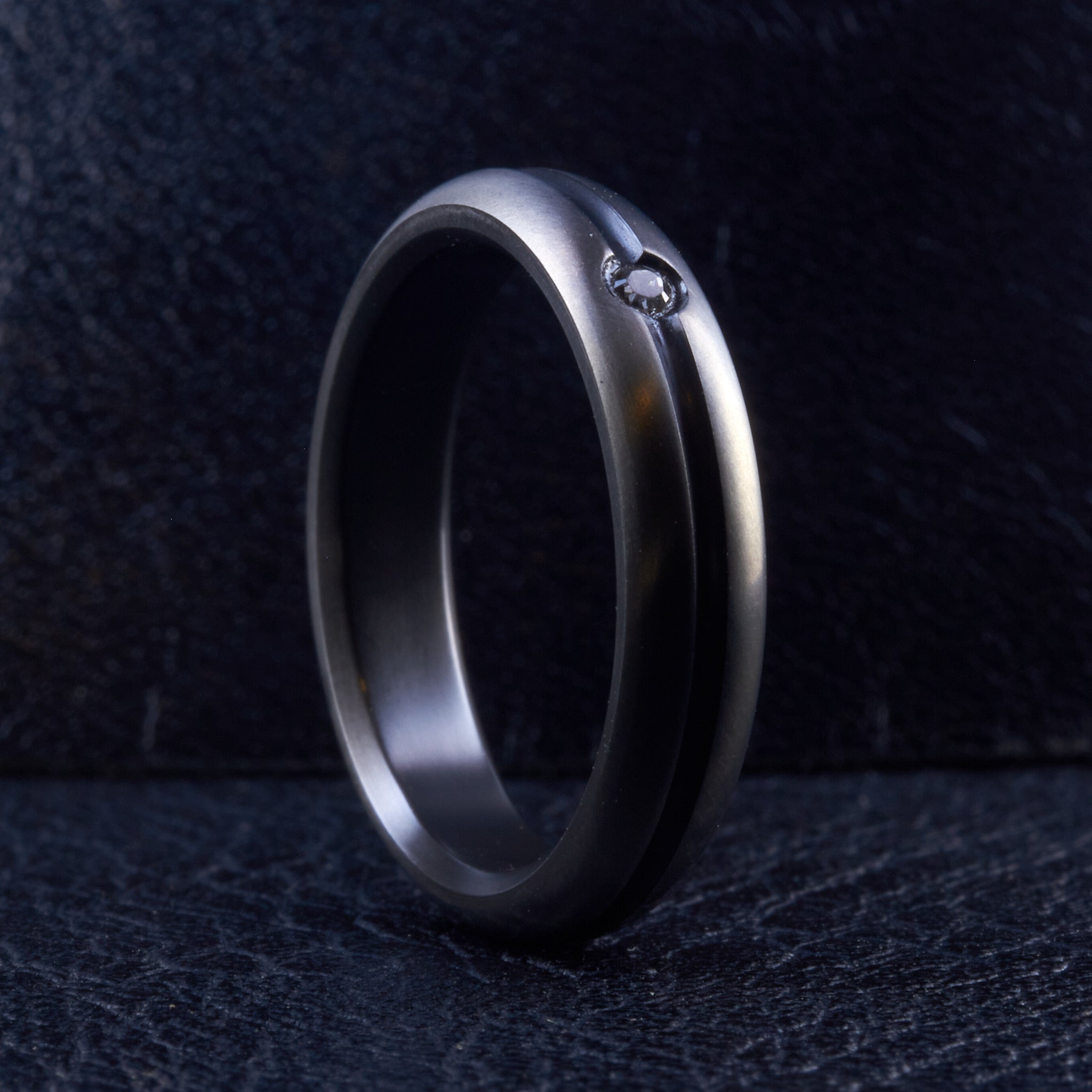 Anillo bajorrelieve zirconio plateado con cristal