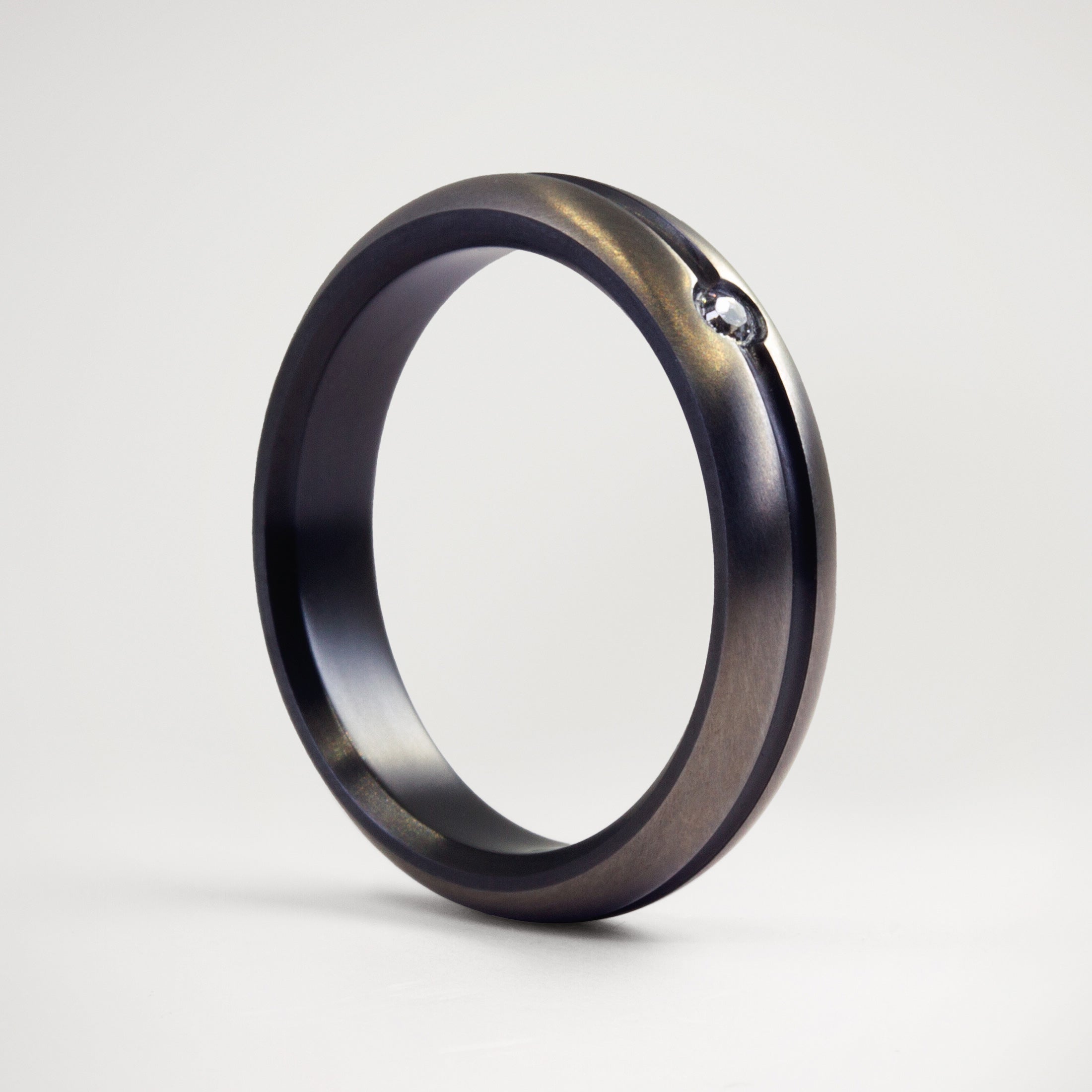 Anillo bajorrelieve zirconio plateado con cristal