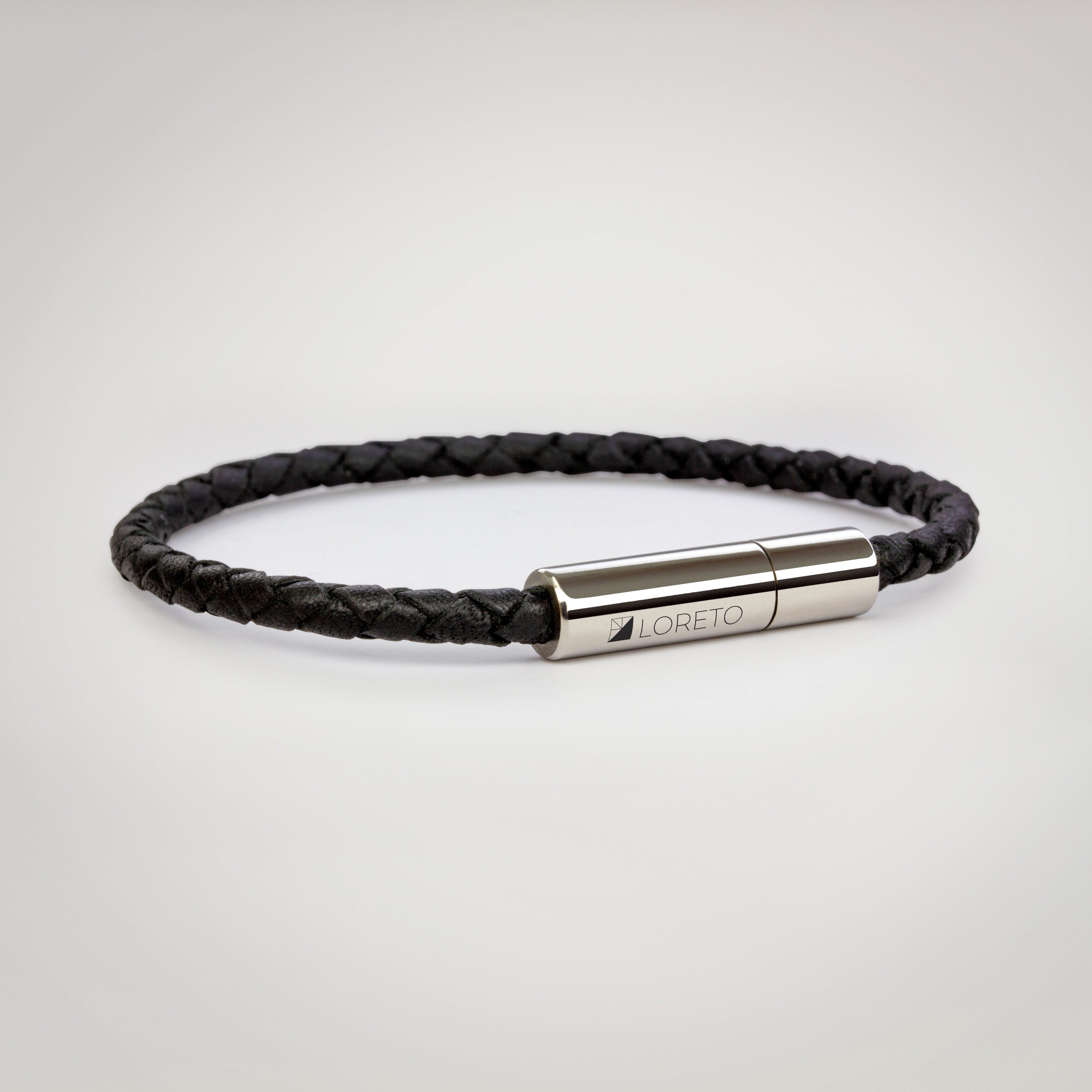 Pulsera trenza simple de cuero negro 100% argentino y titanio