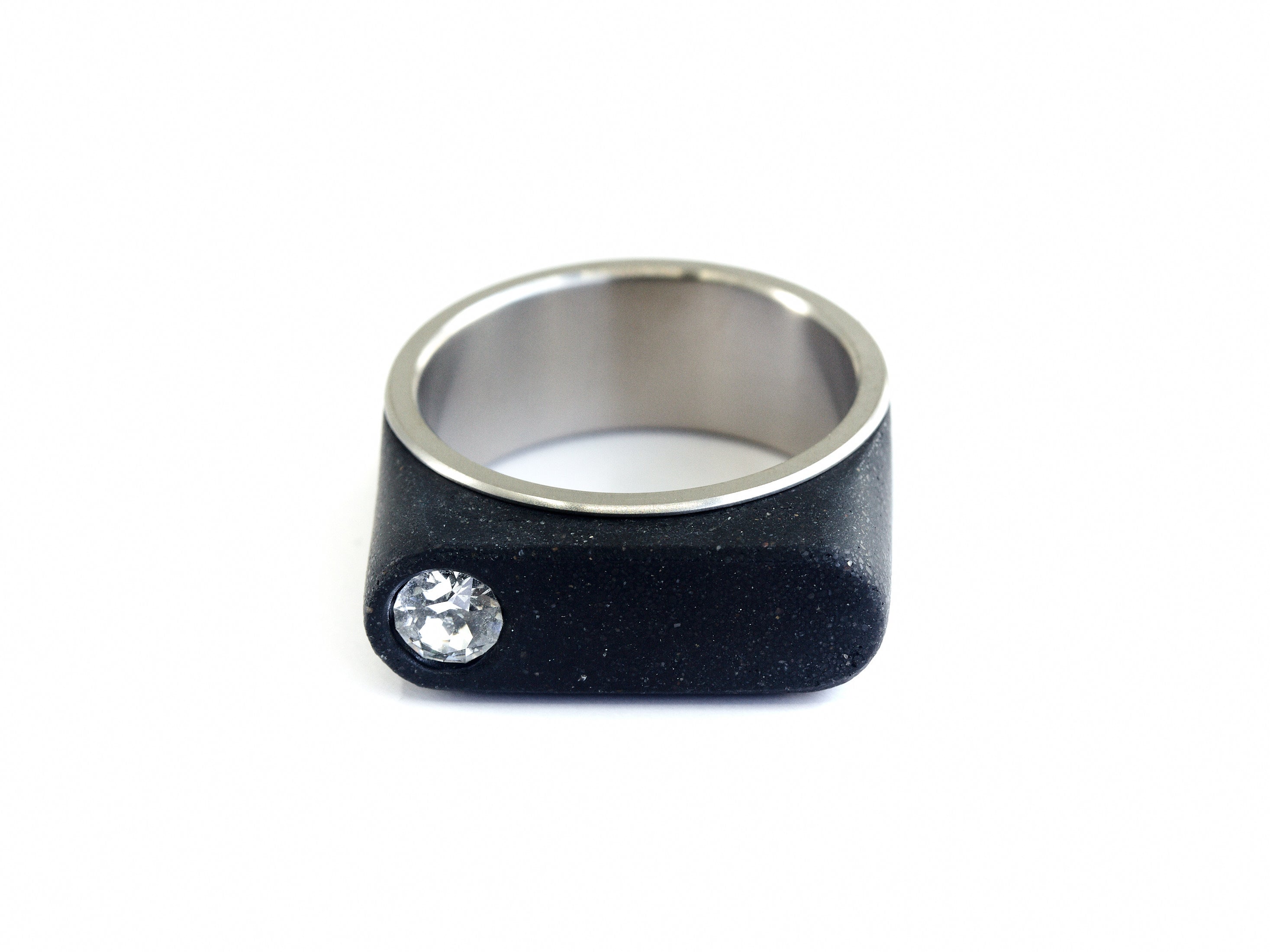 ANILLO NEO NEGRO CON CRISTAL