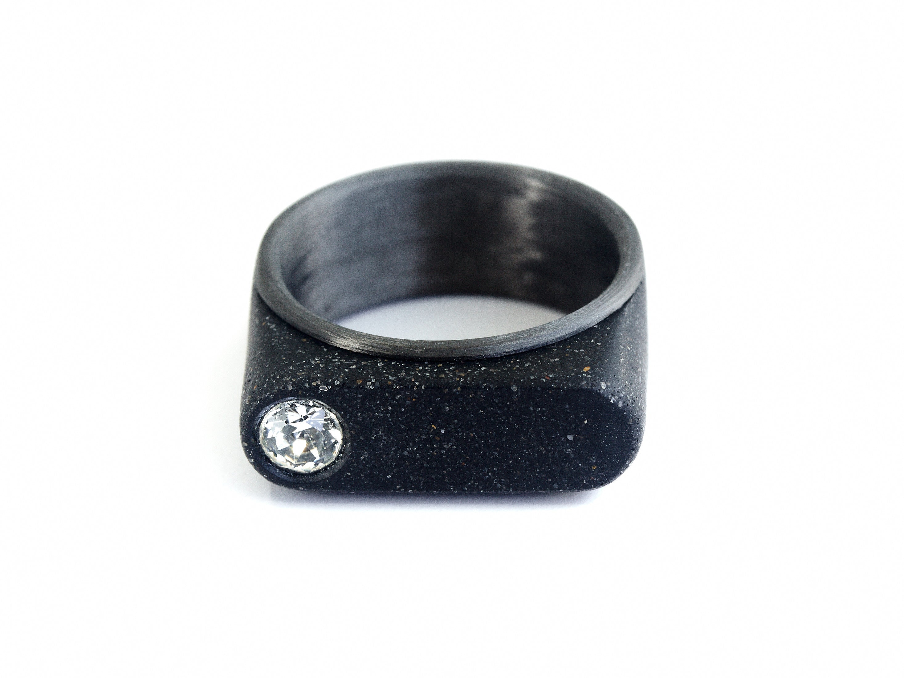 ANILLO NEO NEGRO CARBONO CON CRISTAL