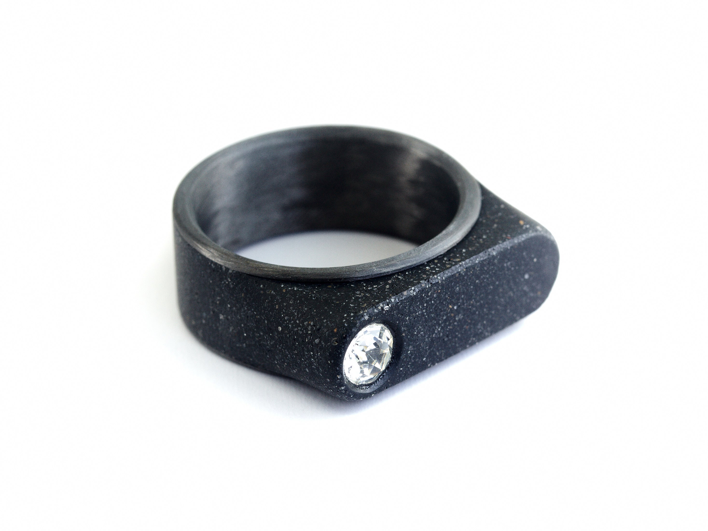 ANILLO NEO NEGRO CARBONO CON CRISTAL