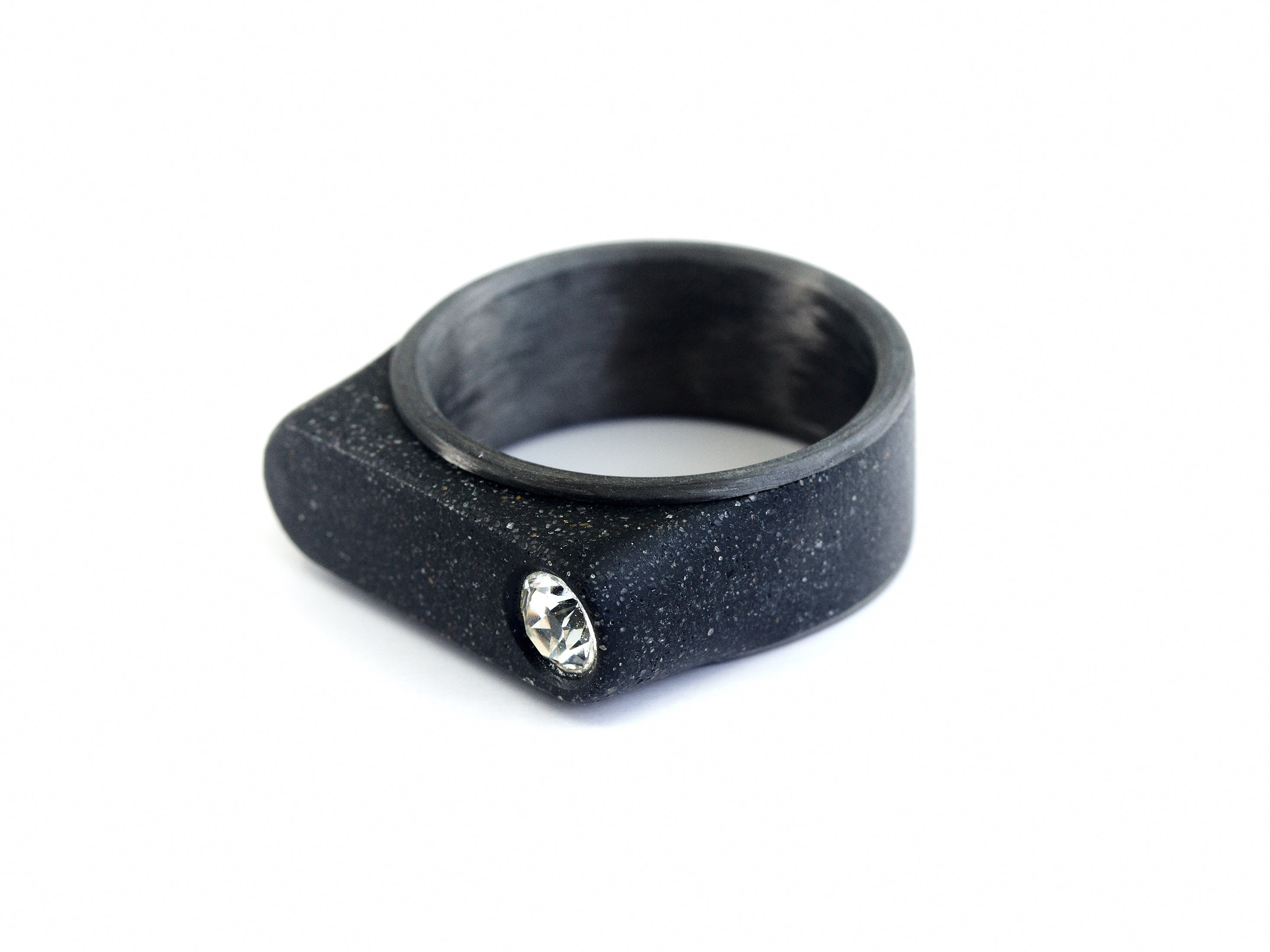 ANILLO NEO NEGRO CARBONO CON CRISTAL