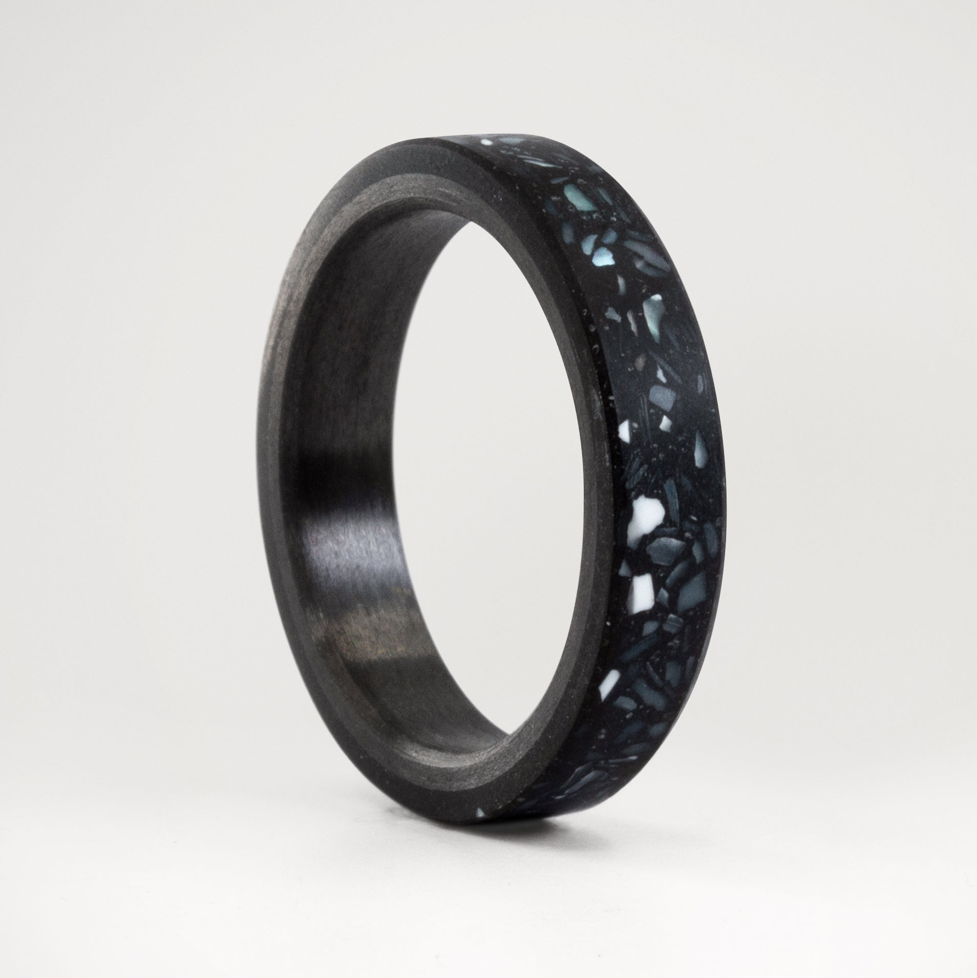 Anillo concreto con chips de nácar
