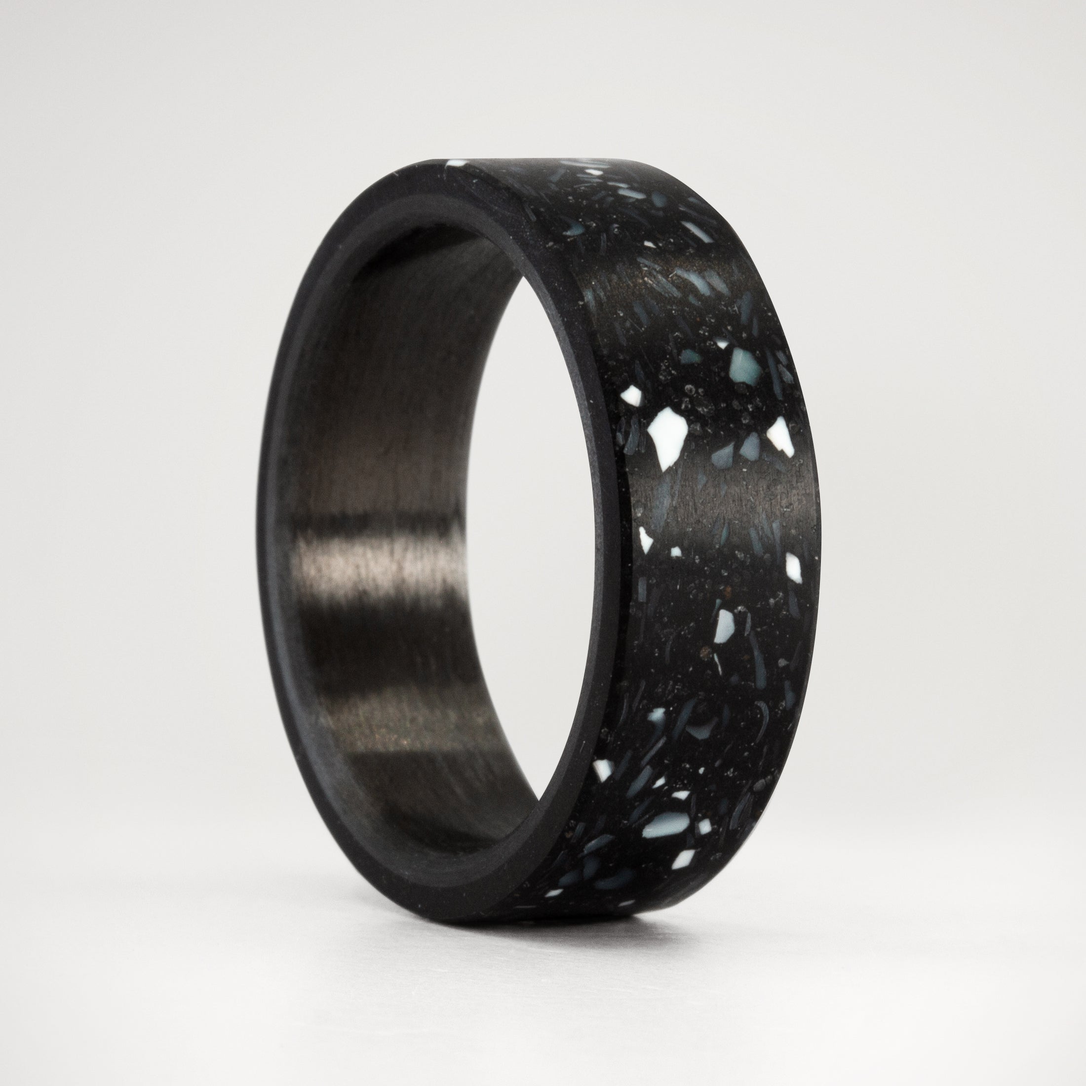 Anillo concreto con chips de nácar