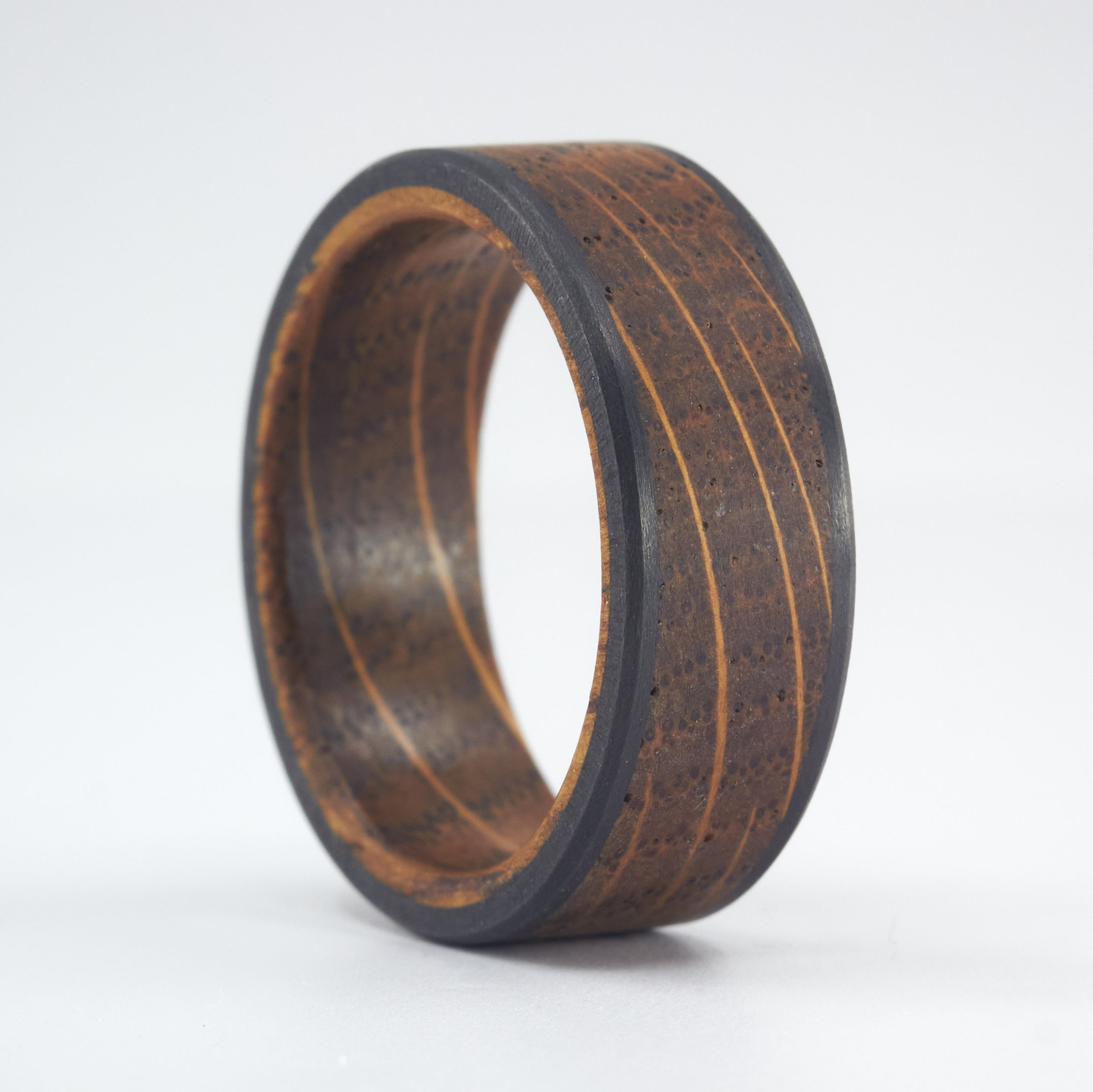 Anillo de madera de barrica y fibra de carbono